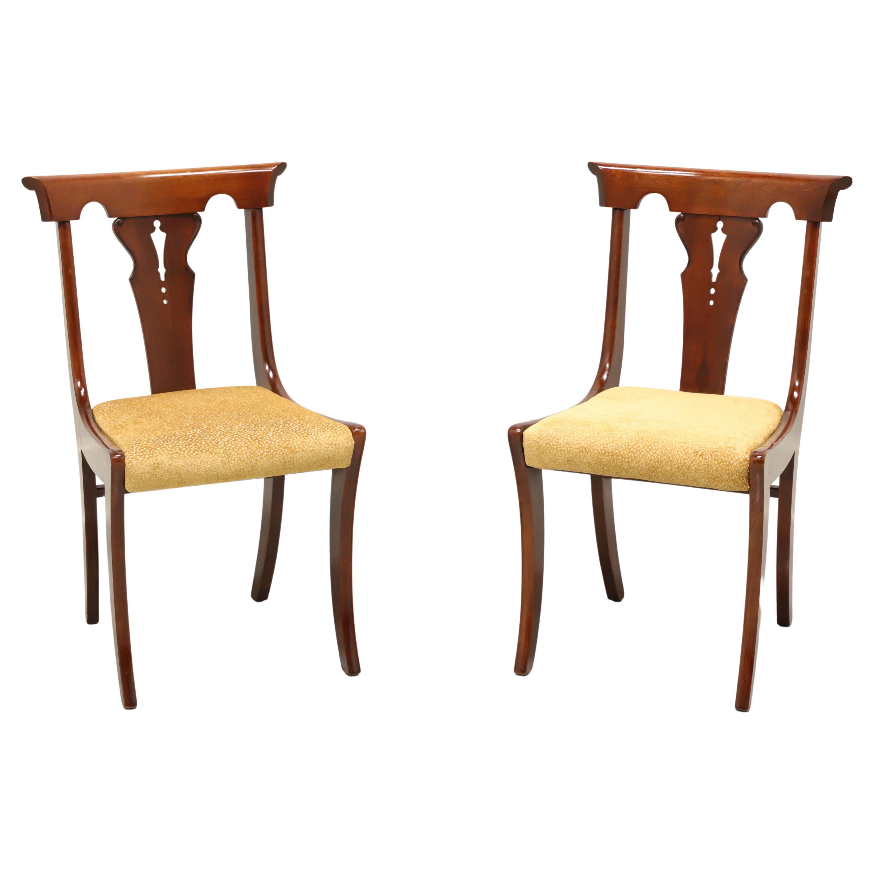Paire de chaises d'appoint de salle à manger de style Empire en cerisier du milieu du XXe siècle