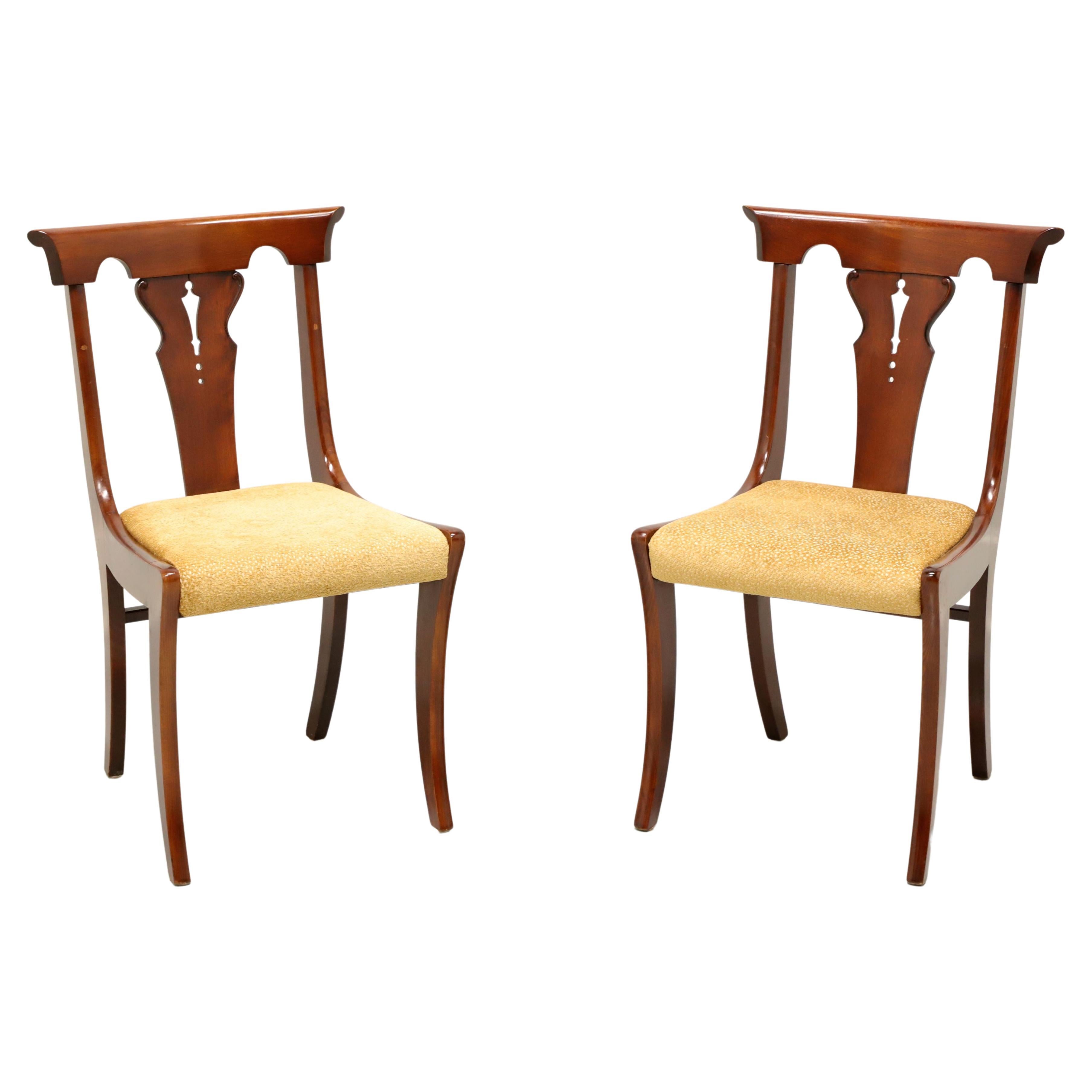 Paire de chaises de salle à manger d'appoint en cerisier de style Empire du milieu du XXe siècle - Paire B