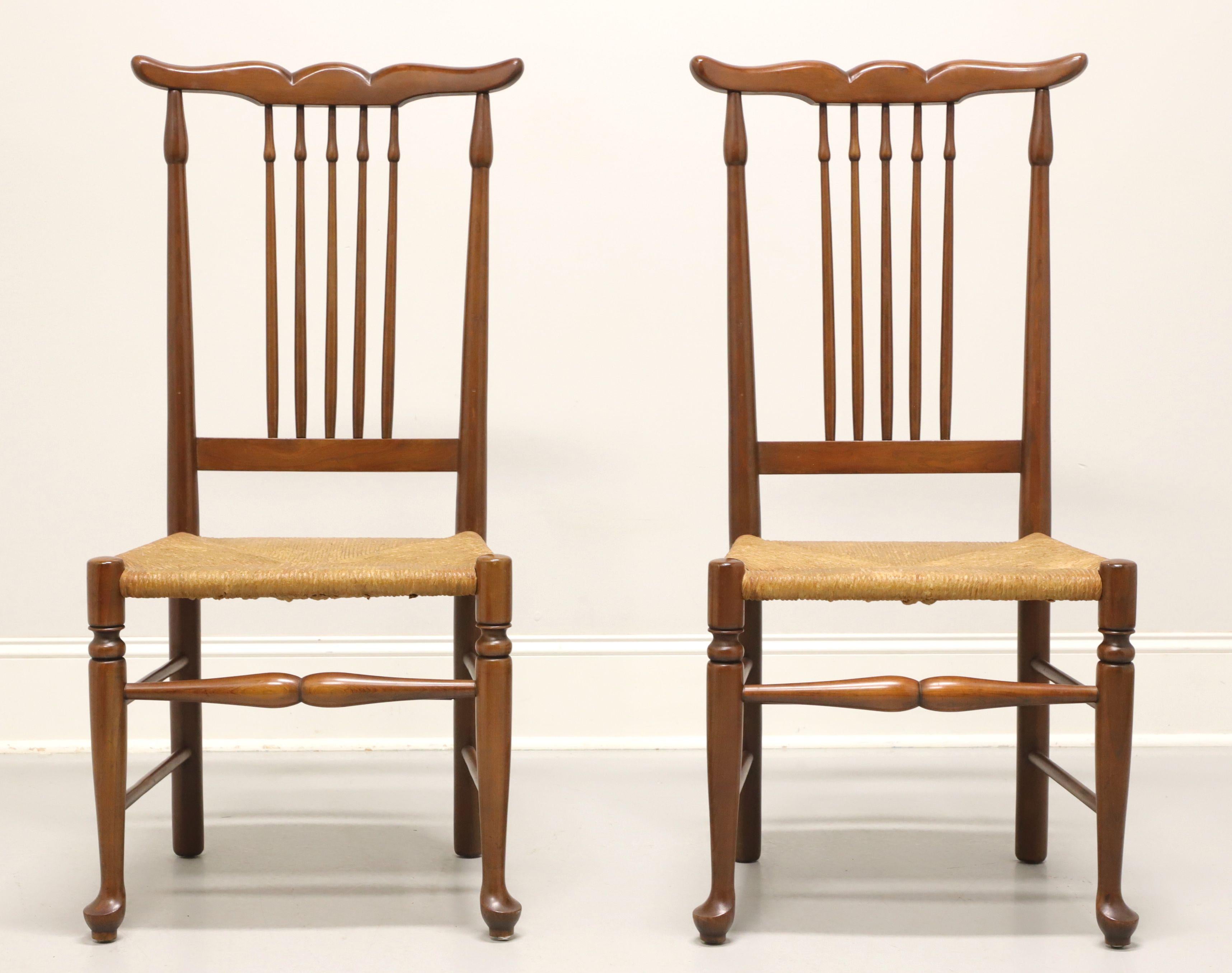 Mitte des 20. Jahrhunderts Kirsche Bauernhaus Dining Side Chairs mit Binsen Sitze - Paar A (Rustikal) im Angebot