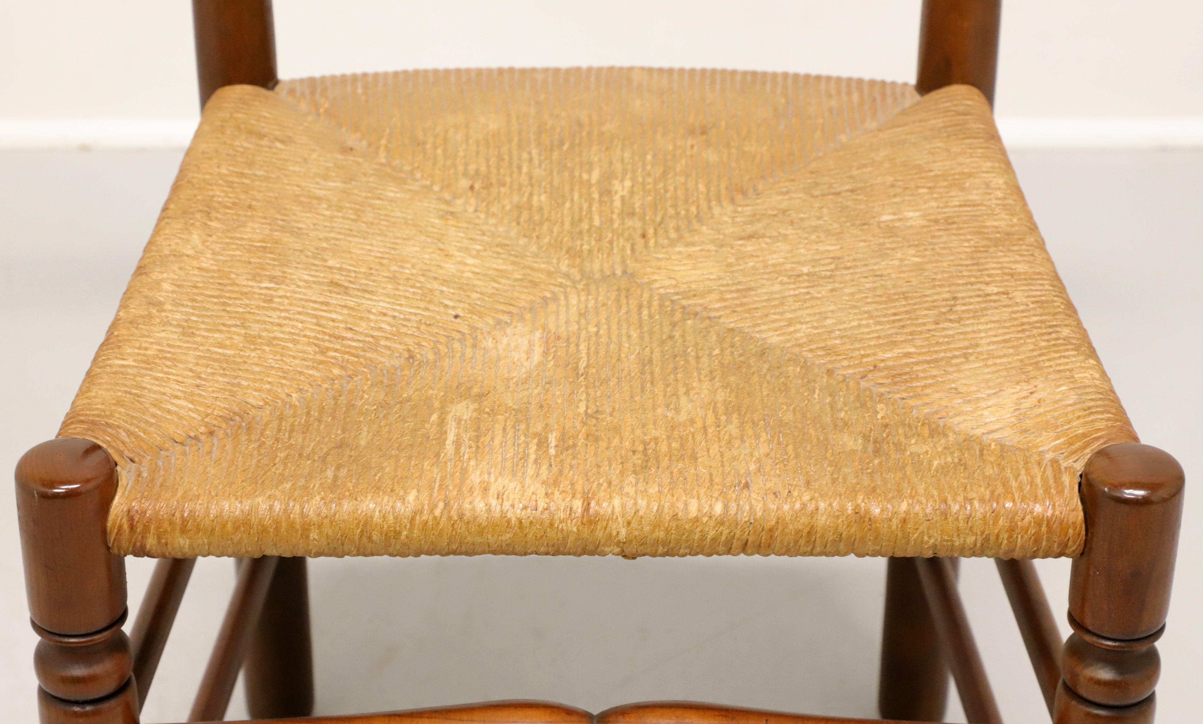 Mitte des 20. Jahrhunderts Kirsche Bauernhaus Dining Side Chairs mit Binsen Sitze - Paar A im Angebot 3