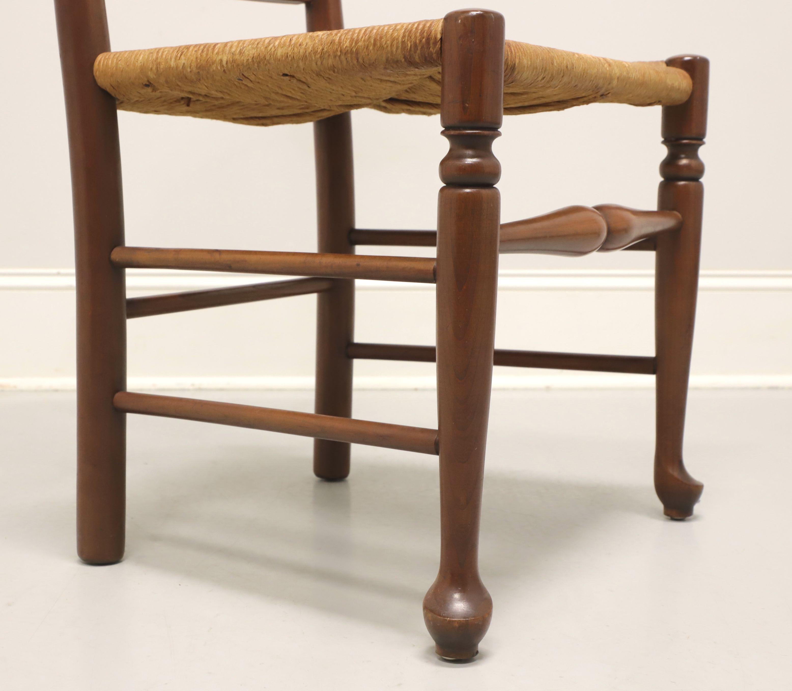 Mitte des 20. Jahrhunderts Kirsche Bauernhaus Dining Side Chairs mit Binsen Sitze - Paar A im Angebot 4