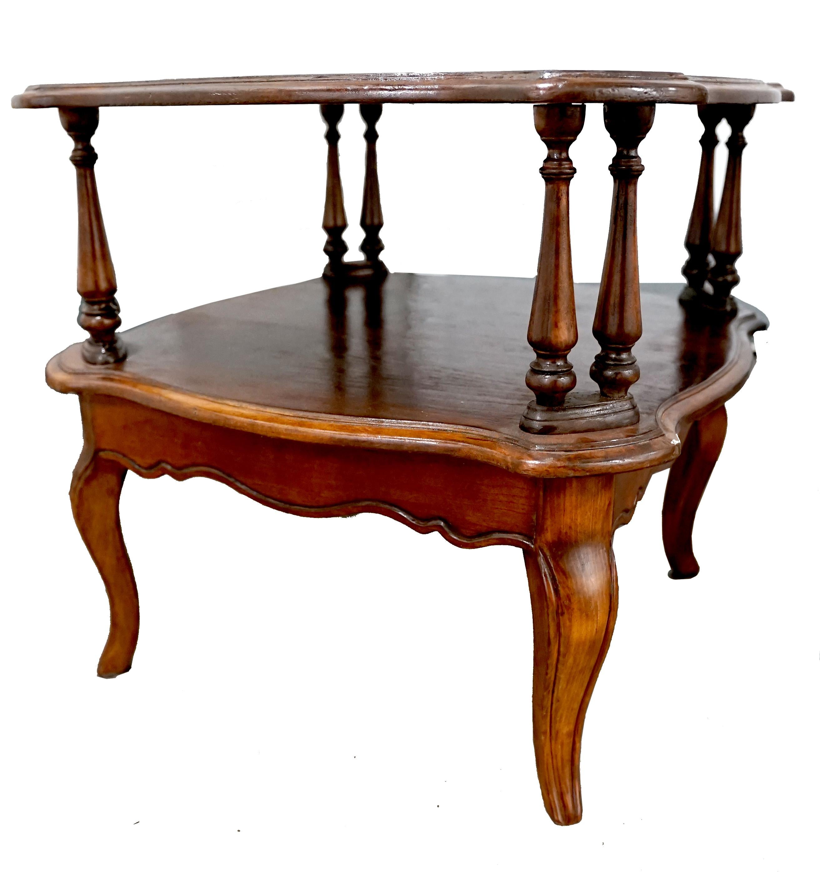 Mid-20th Century Cherry Two Tier Queen Anne Style Occasional Table In Good Condition For Sale In Lomita, CA