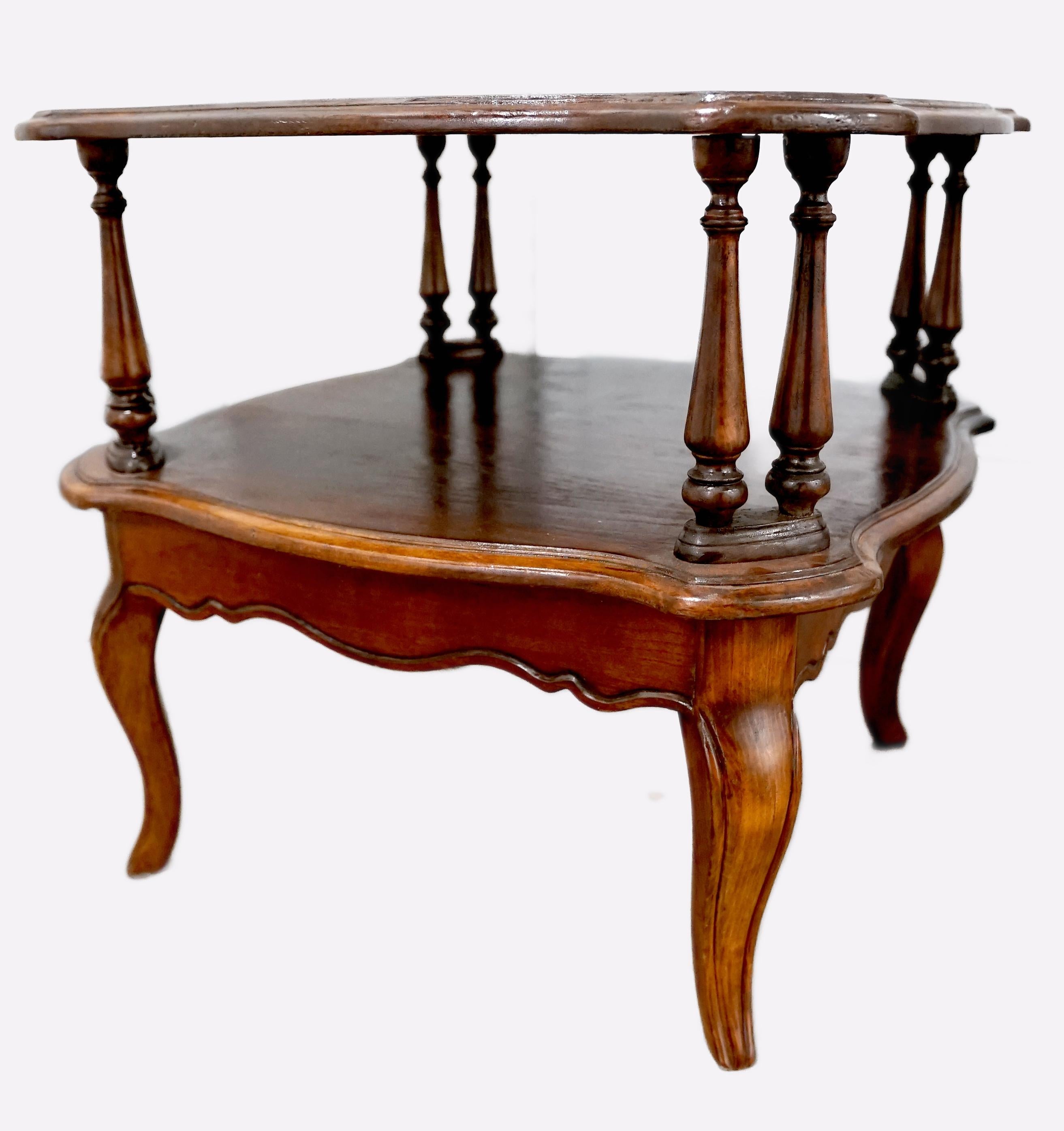 Mid-20th Century Cherry Two Tier Queen Anne Style Occasional Table For Sale 2
