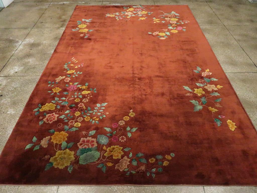 Ein chinesischer Art-Déco-Teppich in Zimmergröße, handgefertigt Mitte des 20. Jahrhunderts.

Maße: 9' 10