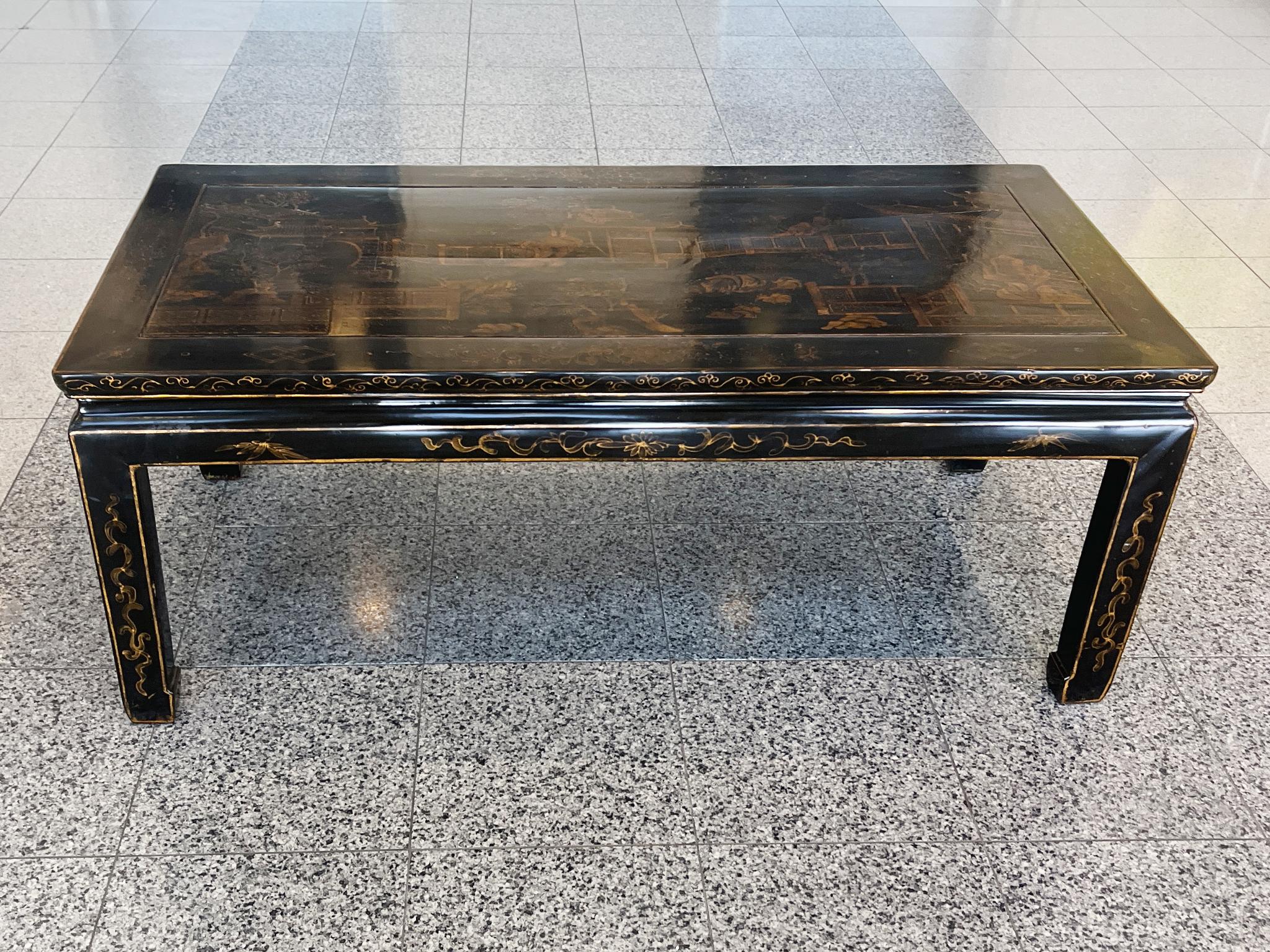 Chinois Table basse chinoise en laque noire du milieu du 20e siècle en vente