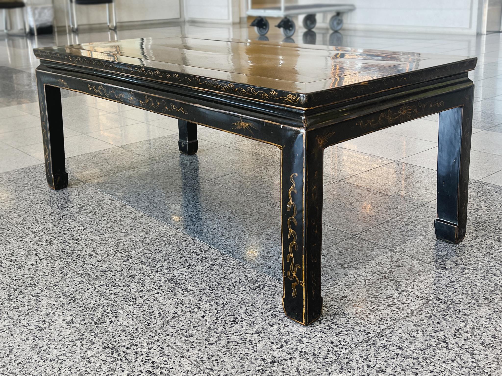 Doré Table basse chinoise en laque noire du milieu du 20e siècle en vente