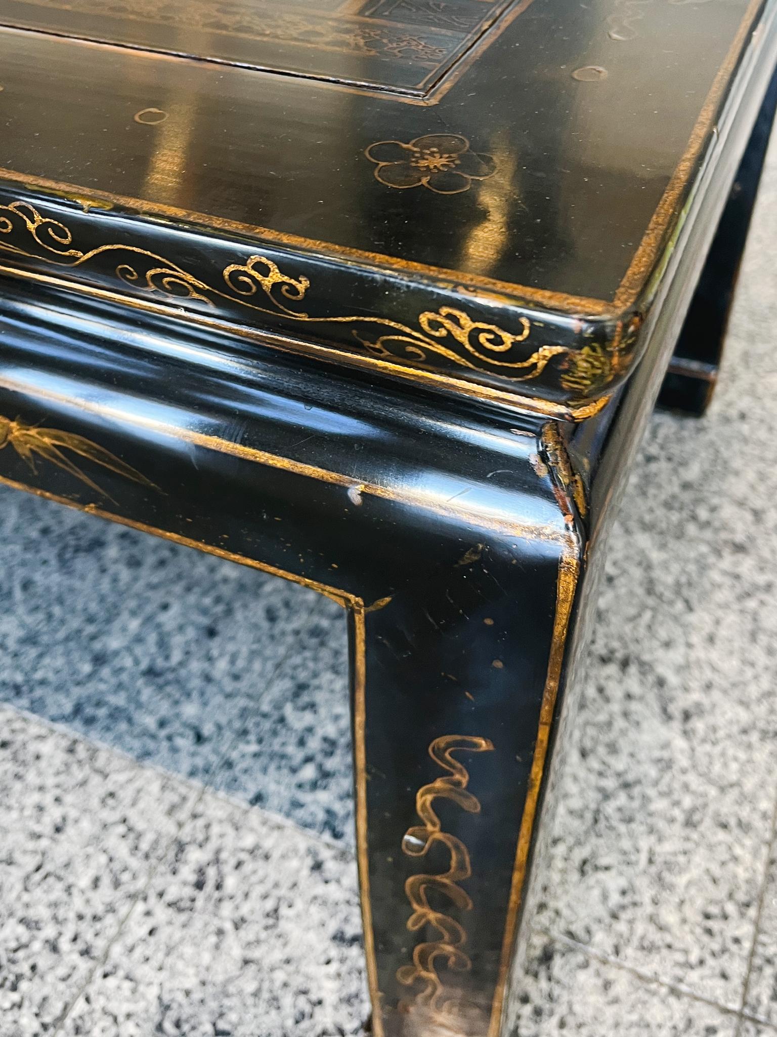 Bois Table basse chinoise en laque noire du milieu du 20e siècle en vente