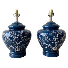 Lampe de table chinoise du milieu du XXe siècle en céramique bleue et blanche avec fleurs de cerisier