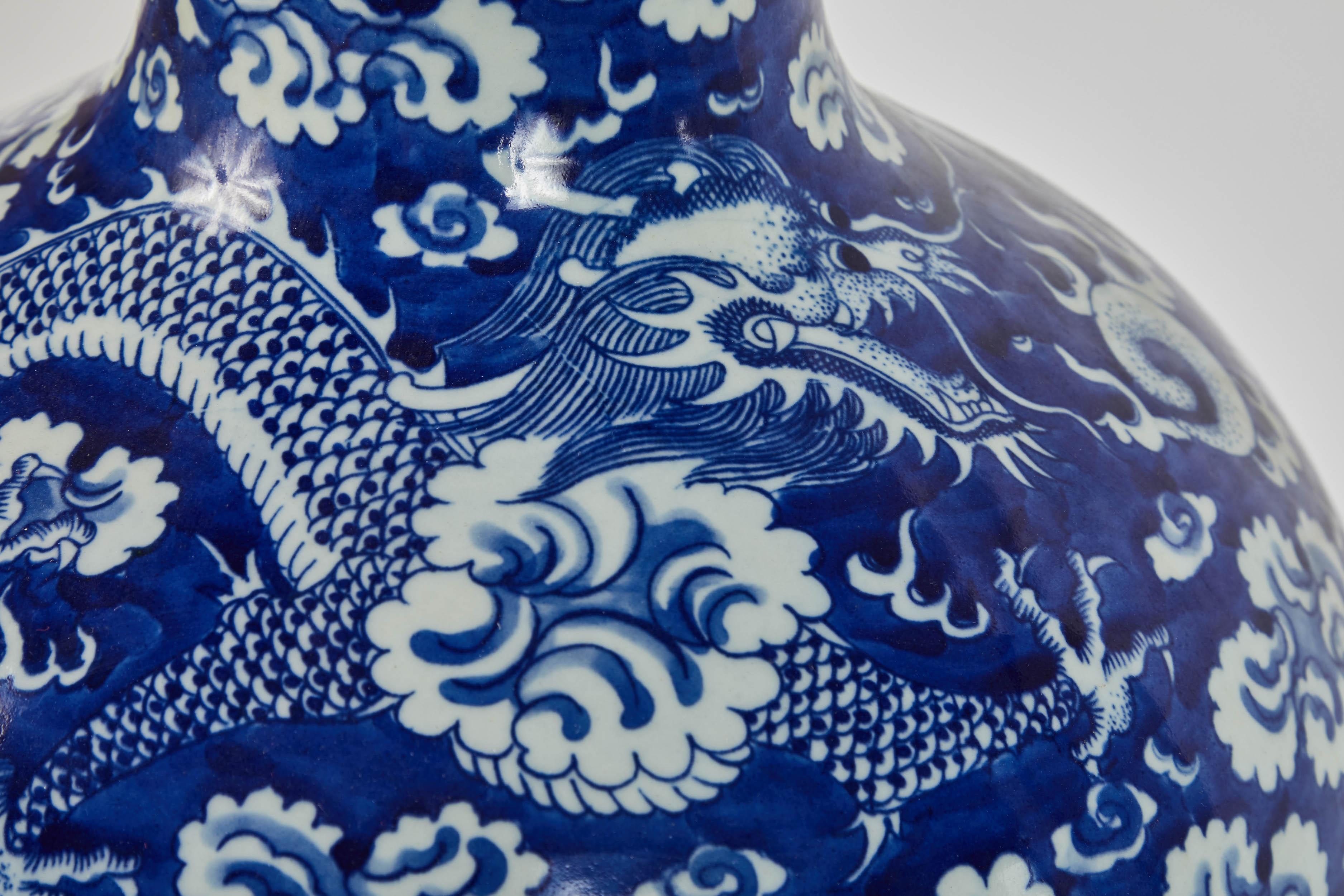 Chinesische blau-weiße Drachenvase aus der Mitte des 20. Jahrhunderts (Chinesischer Export) im Angebot