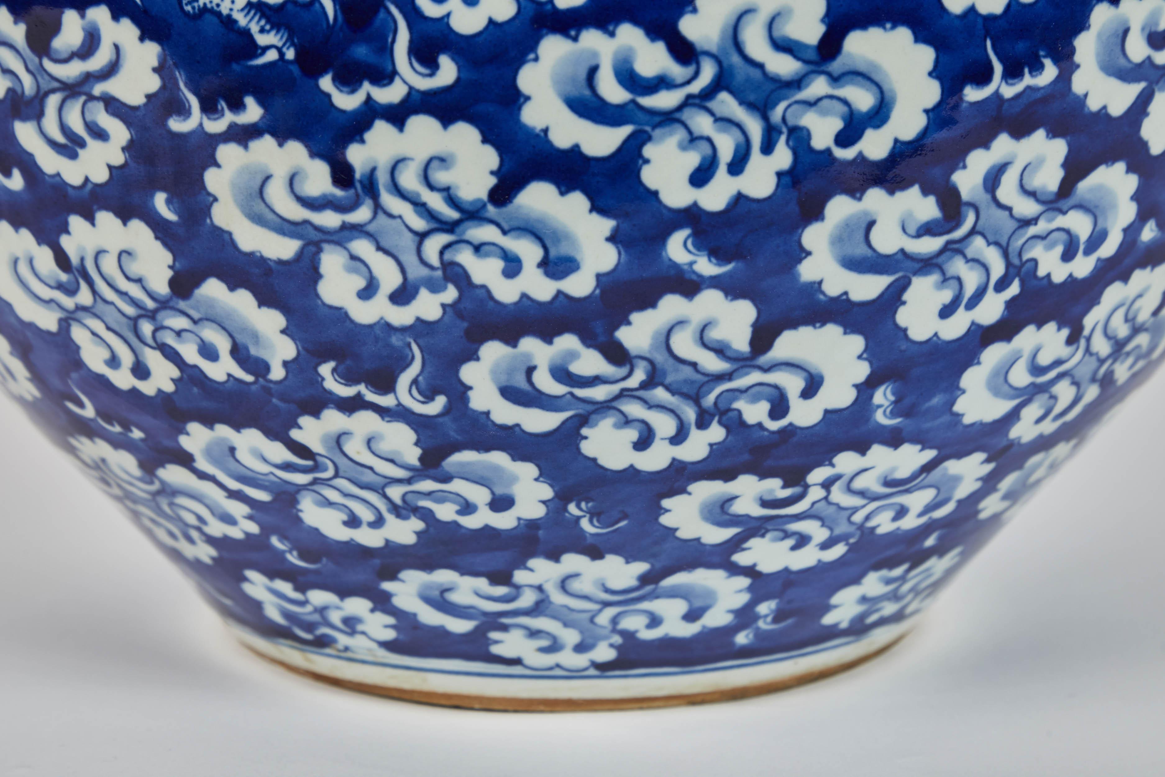Cinese Vaso cinese della metà del XX secolo con drago bianco e blu in vendita
