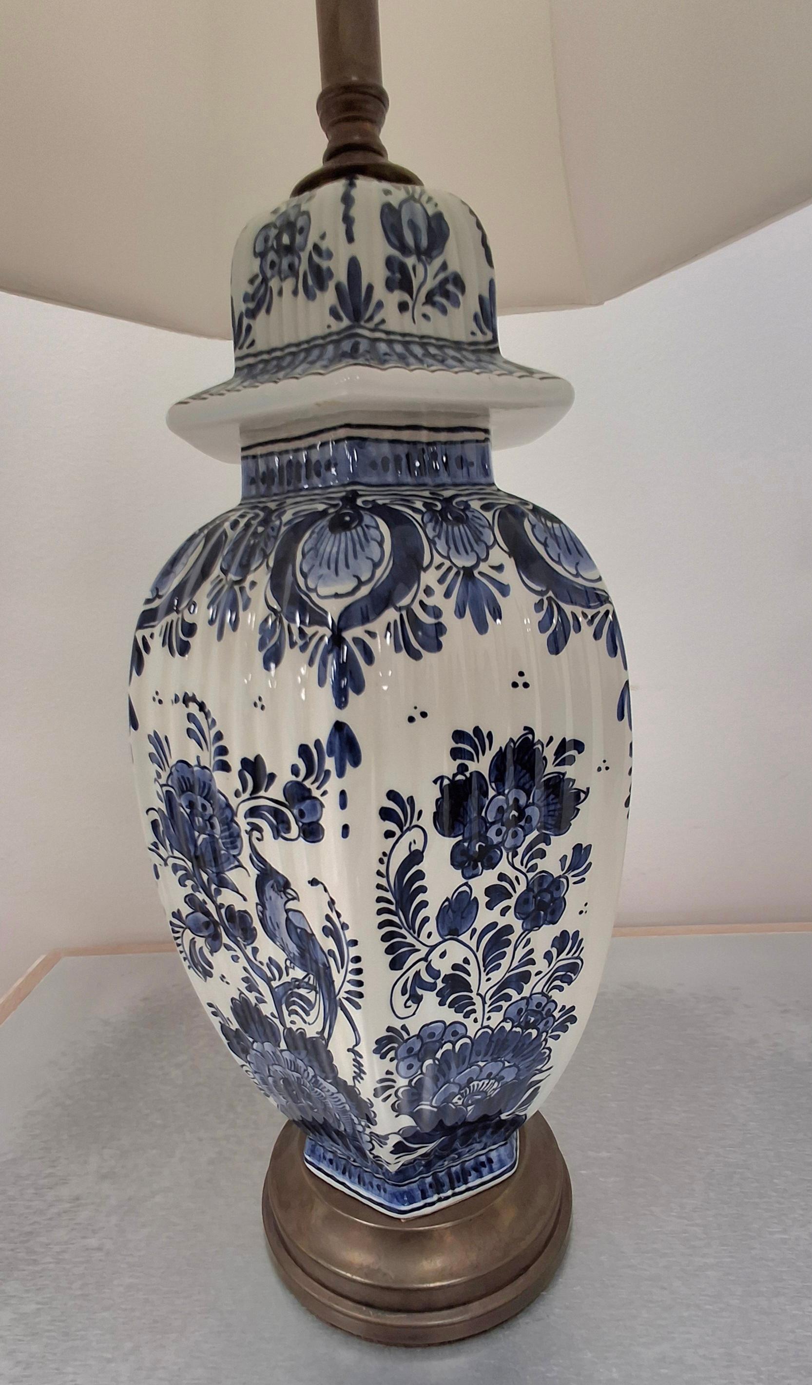 Mid-Century moderno Lampada da tavolo cinese in porcellana bianca e blu della metà del XX secolo in vendita