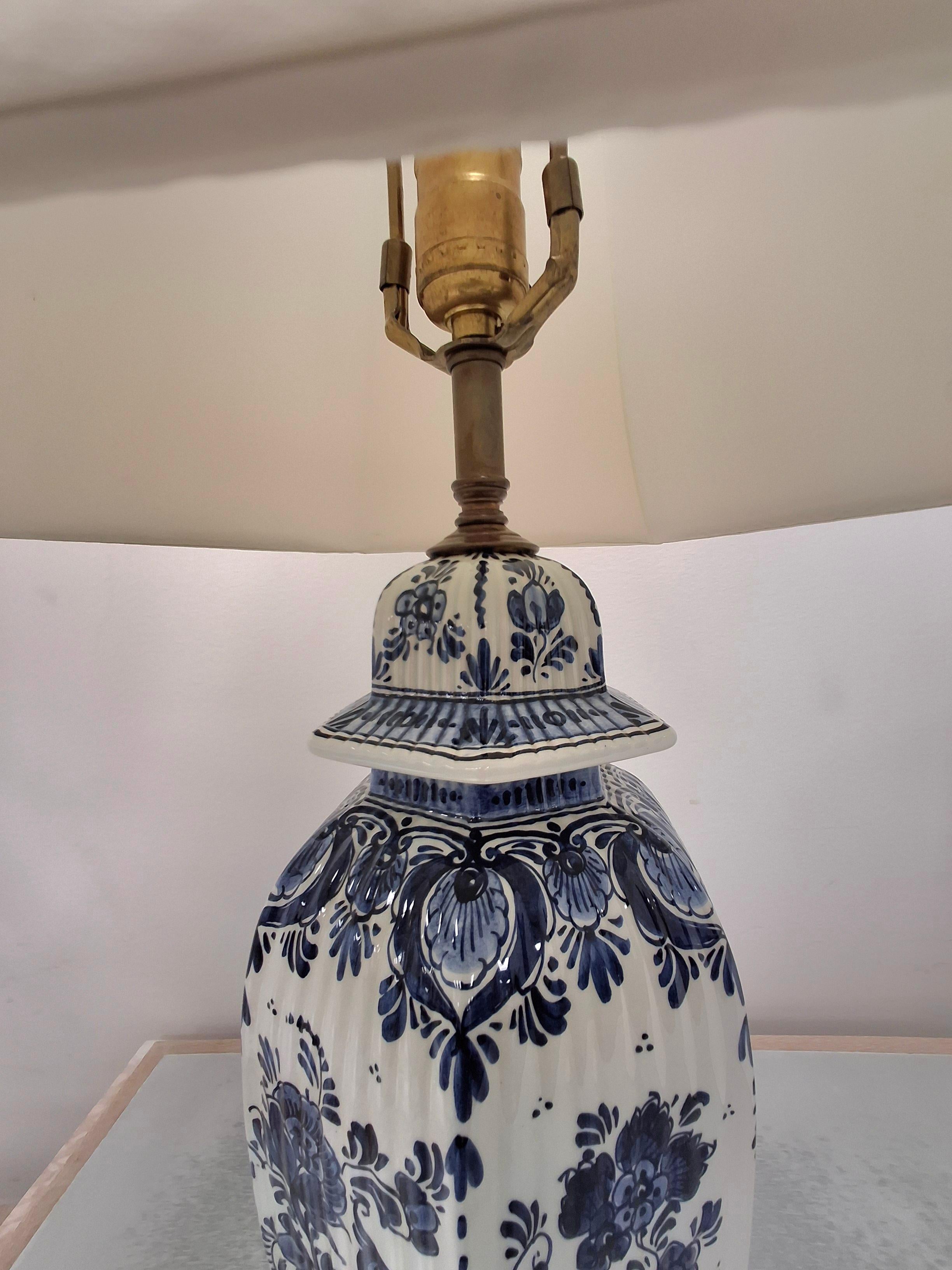 Smaltato Lampada da tavolo cinese in porcellana bianca e blu della metà del XX secolo in vendita
