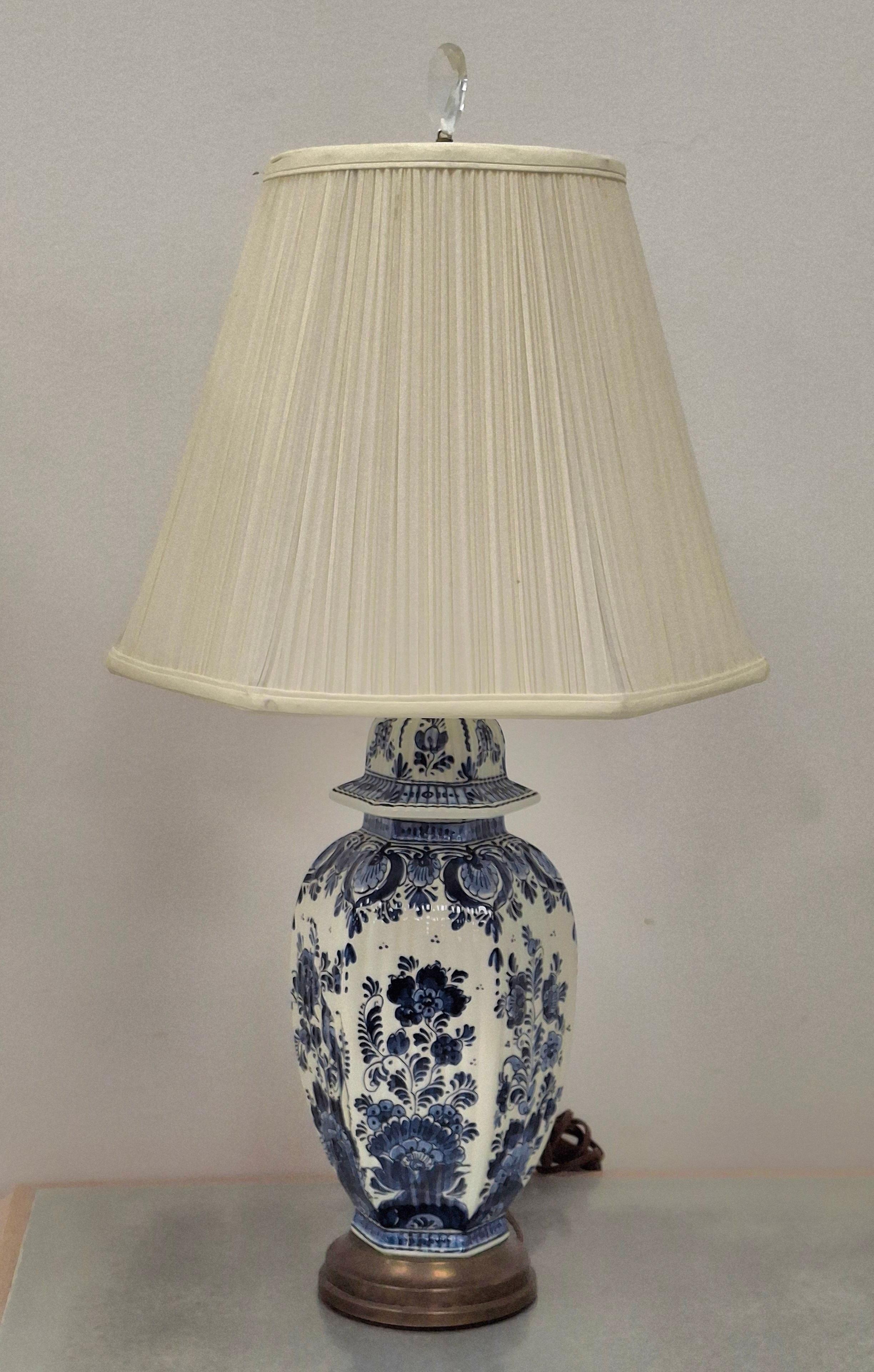 Lampada da tavolo cinese in porcellana bianca e blu della metà del XX secolo In condizioni buone in vendita a Germantown, MD
