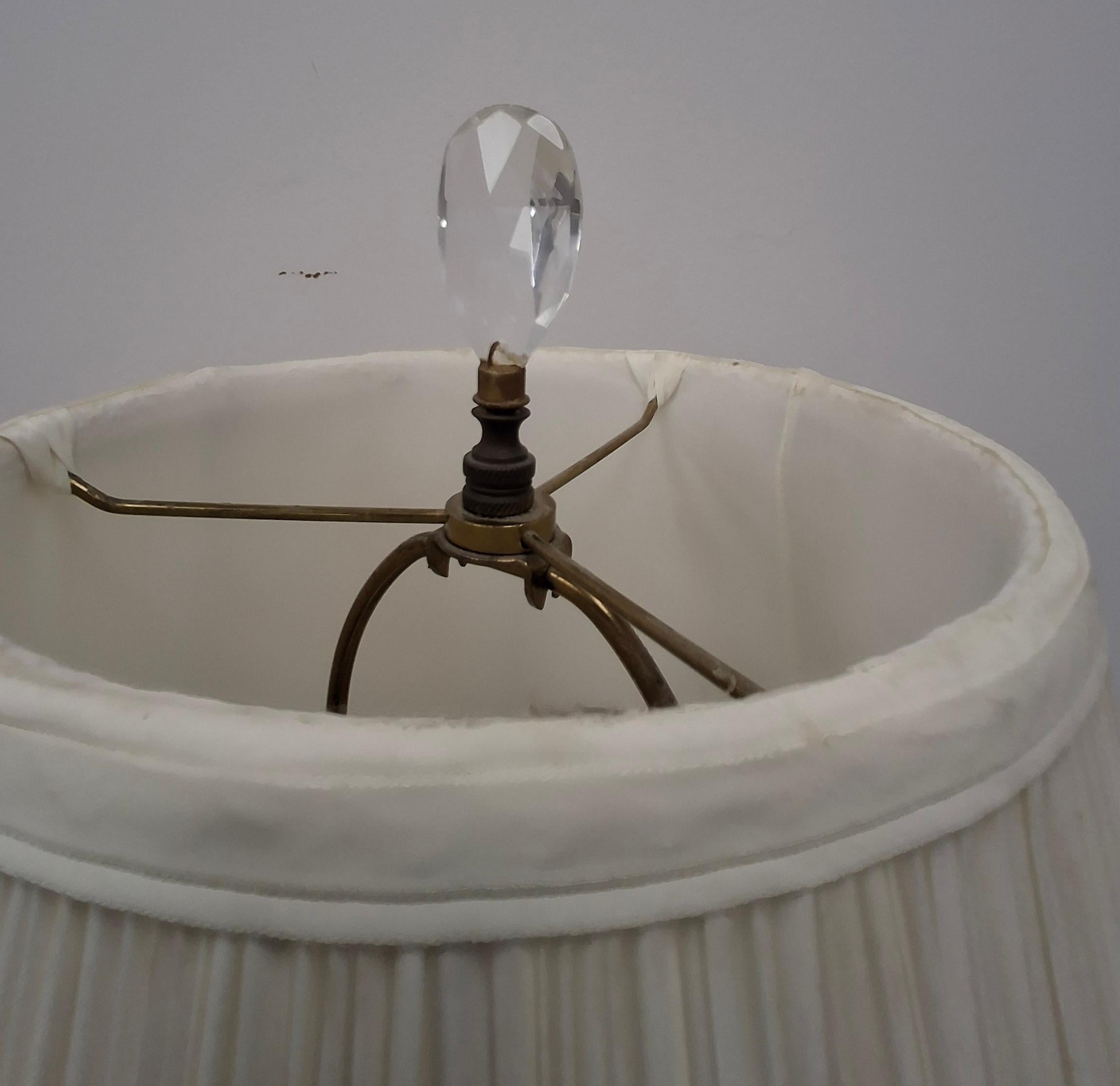 Smalto Lampada da tavolo cinese in porcellana bianca e blu della metà del XX secolo in vendita