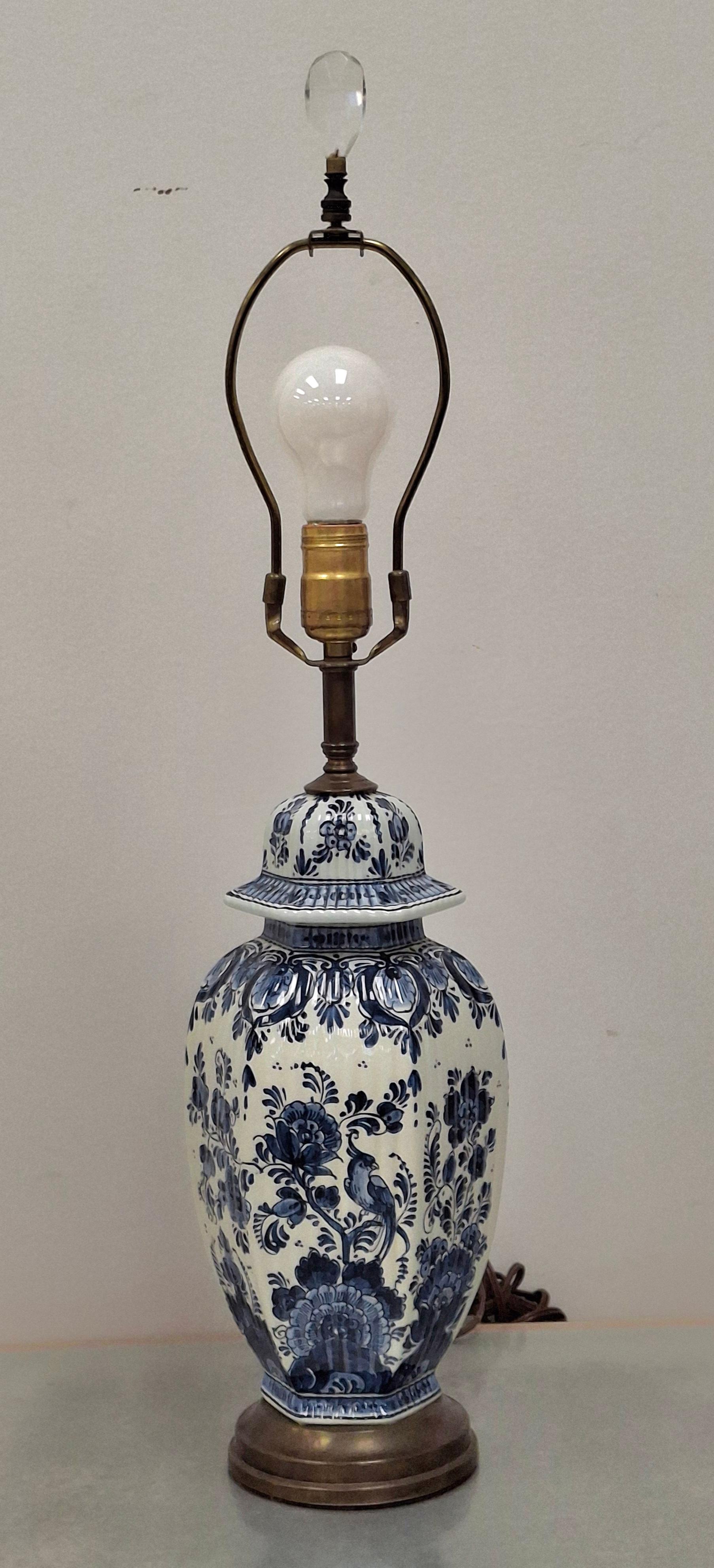 Lampada da tavolo cinese in porcellana bianca e blu della metà del XX secolo in vendita 1