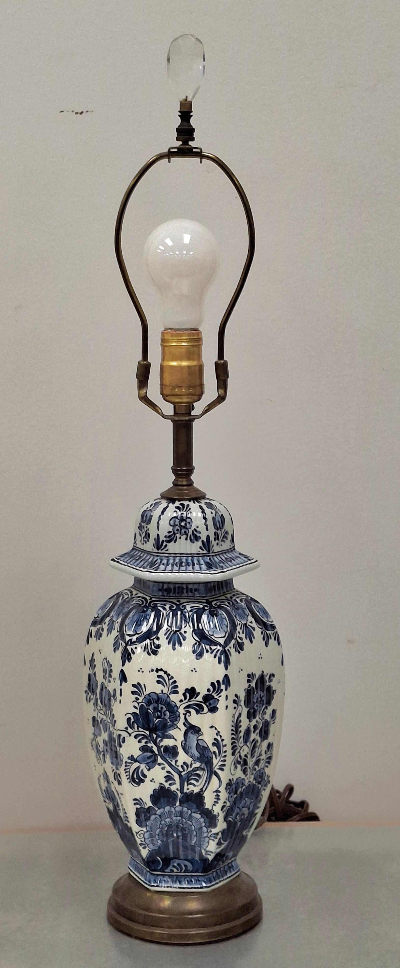 Lampada da tavolo cinese in porcellana bianca e blu della metà del XX secolo in vendita 2