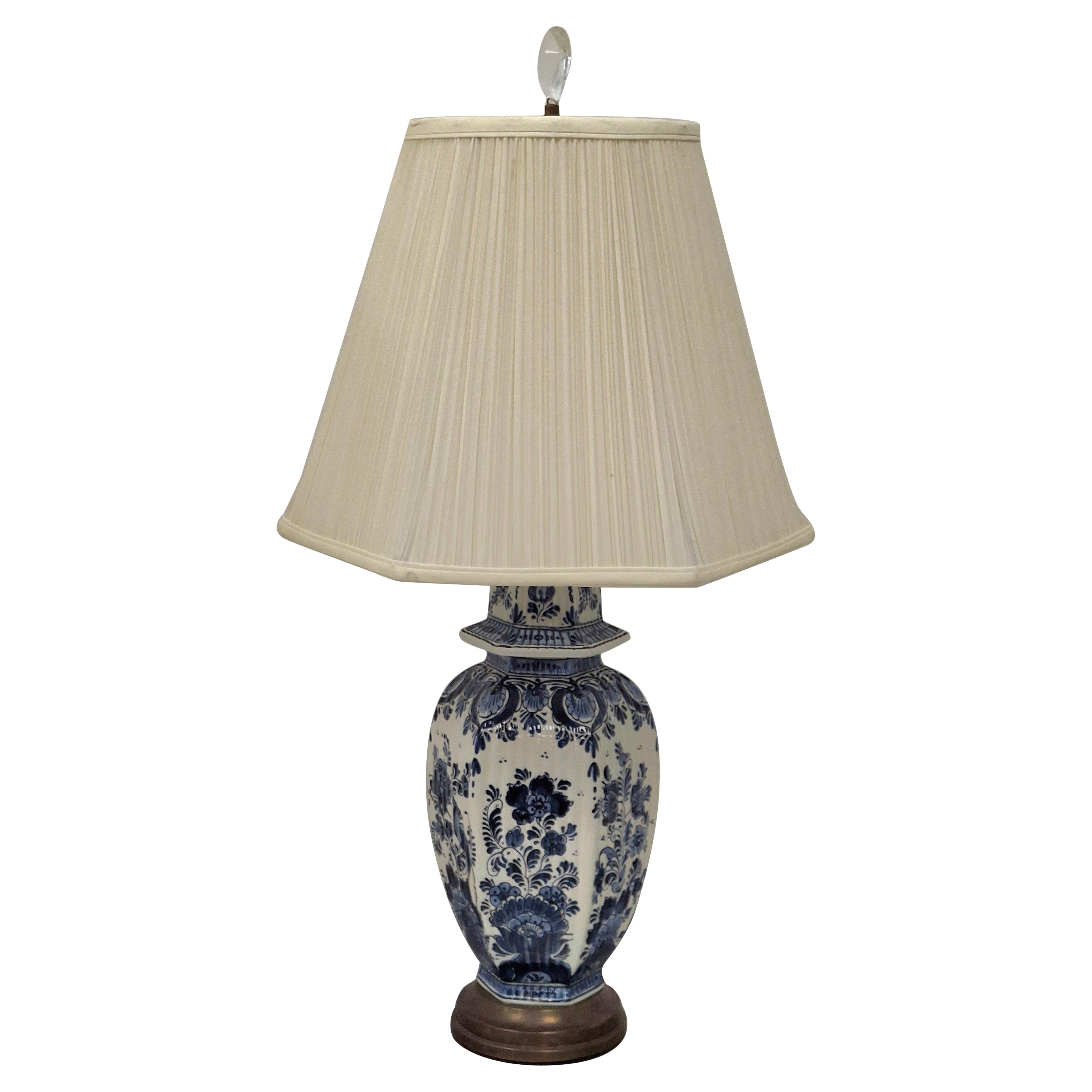 Lampada da tavolo cinese in porcellana bianca e blu della metà del XX secolo