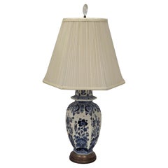 Lampada da tavolo cinese in porcellana bianca e blu della metà del XX secolo