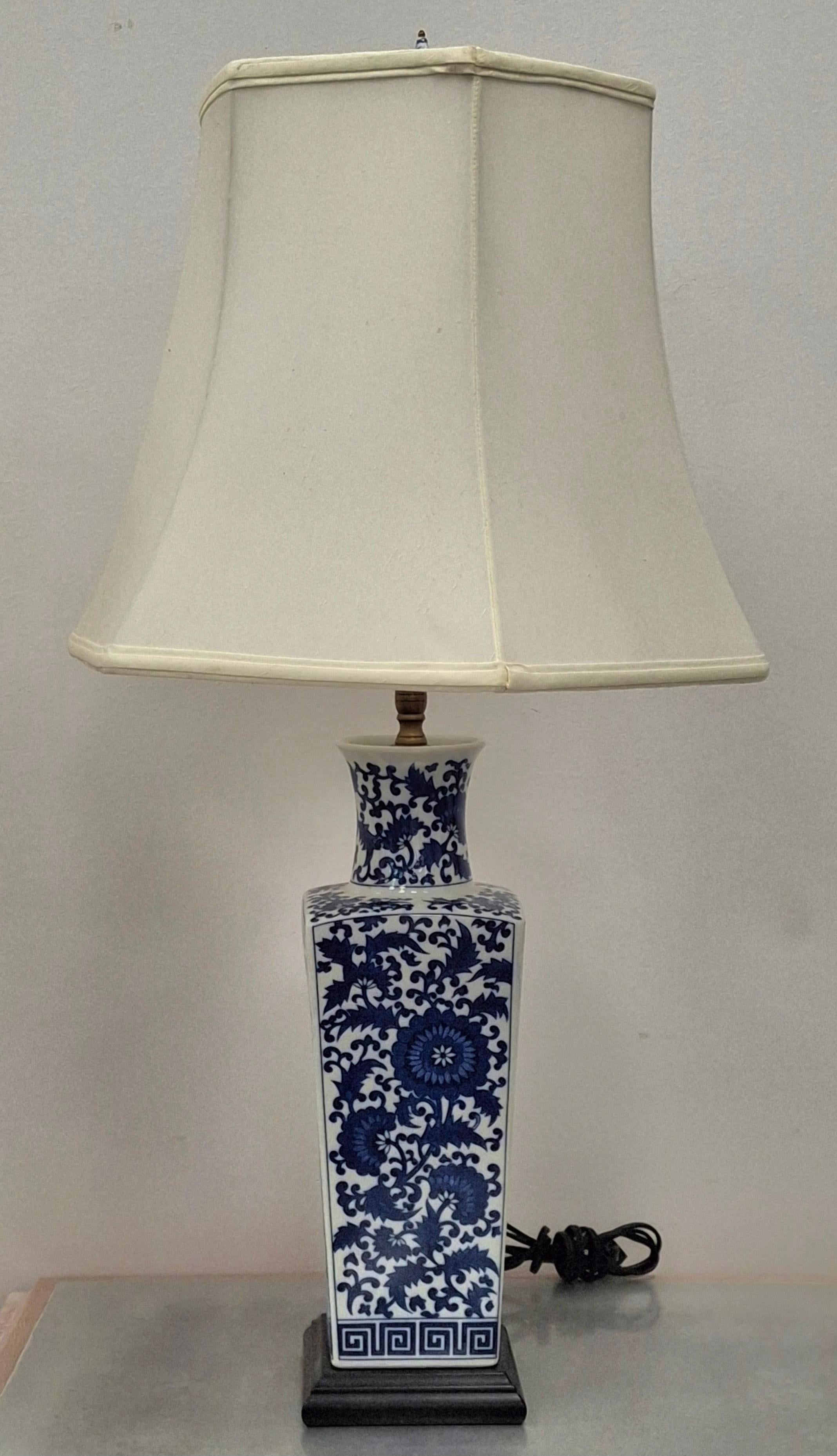 Chinesische blau-weiße Porzellanvase aus der Mitte des 20. Jahrhunderts, montiert als Tischlampe im Angebot 5