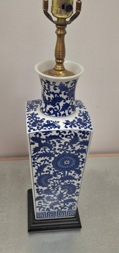 Jarrón chino de porcelana azul y blanca de mediados del siglo XX montado como lámpara de sobremesa