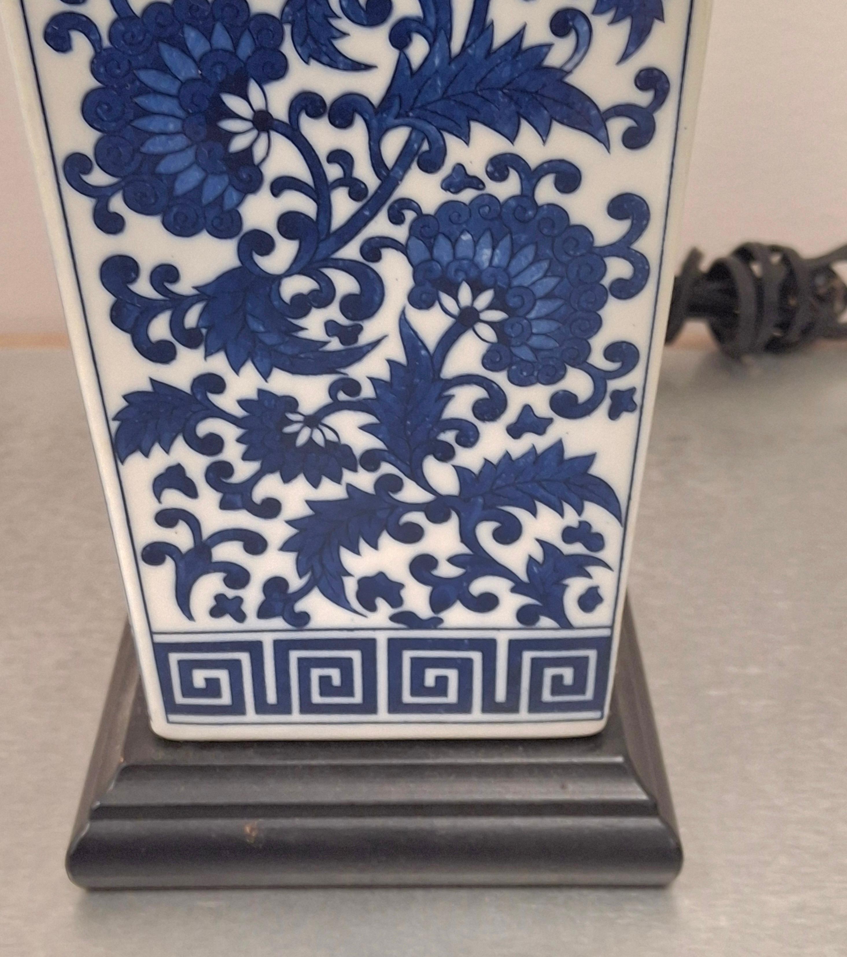 Chinesische blau-weiße Porzellanvase aus der Mitte des 20. Jahrhunderts, montiert als Tischlampe im Zustand „Gut“ im Angebot in Germantown, MD