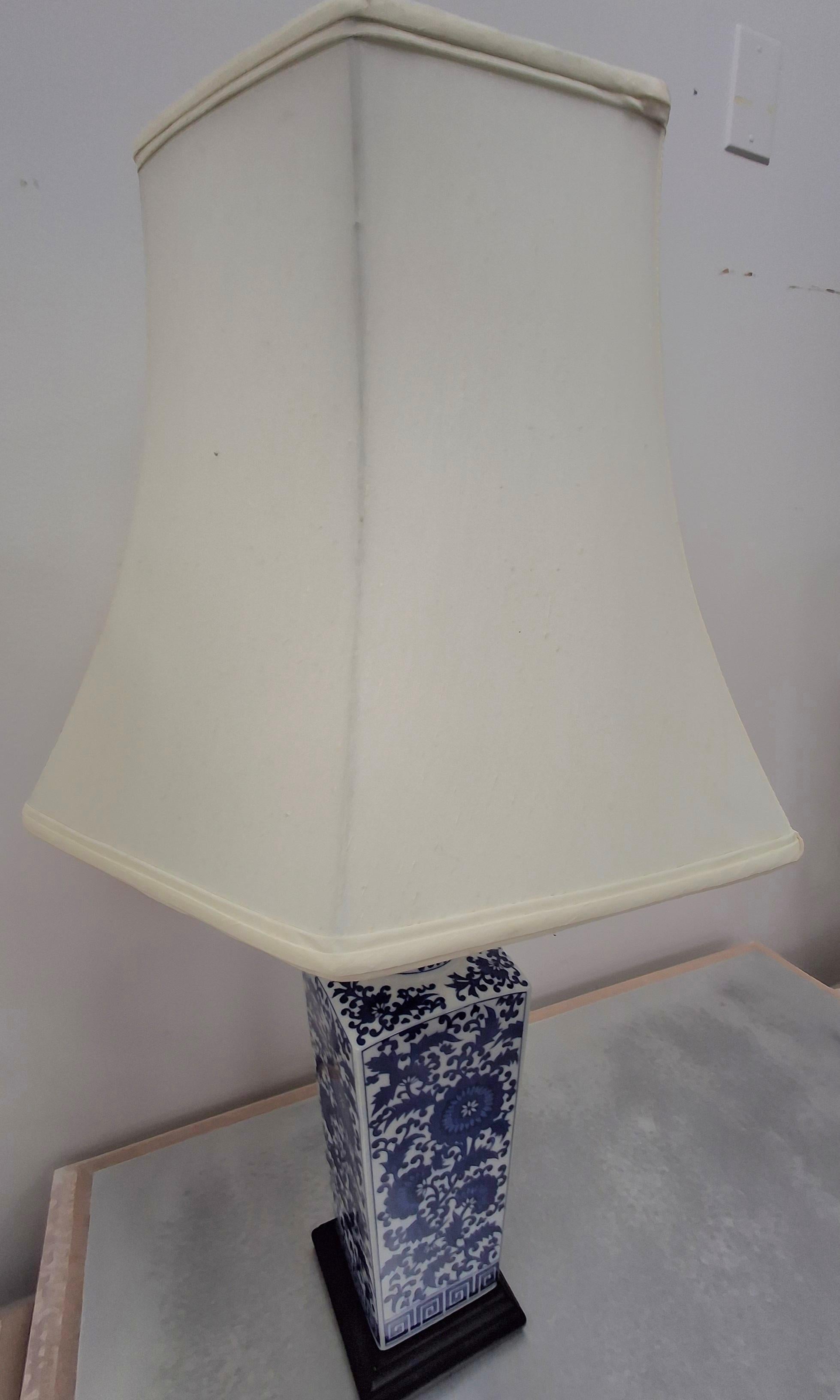 Chinesische blau-weiße Porzellanvase aus der Mitte des 20. Jahrhunderts, montiert als Tischlampe (Emaille) im Angebot