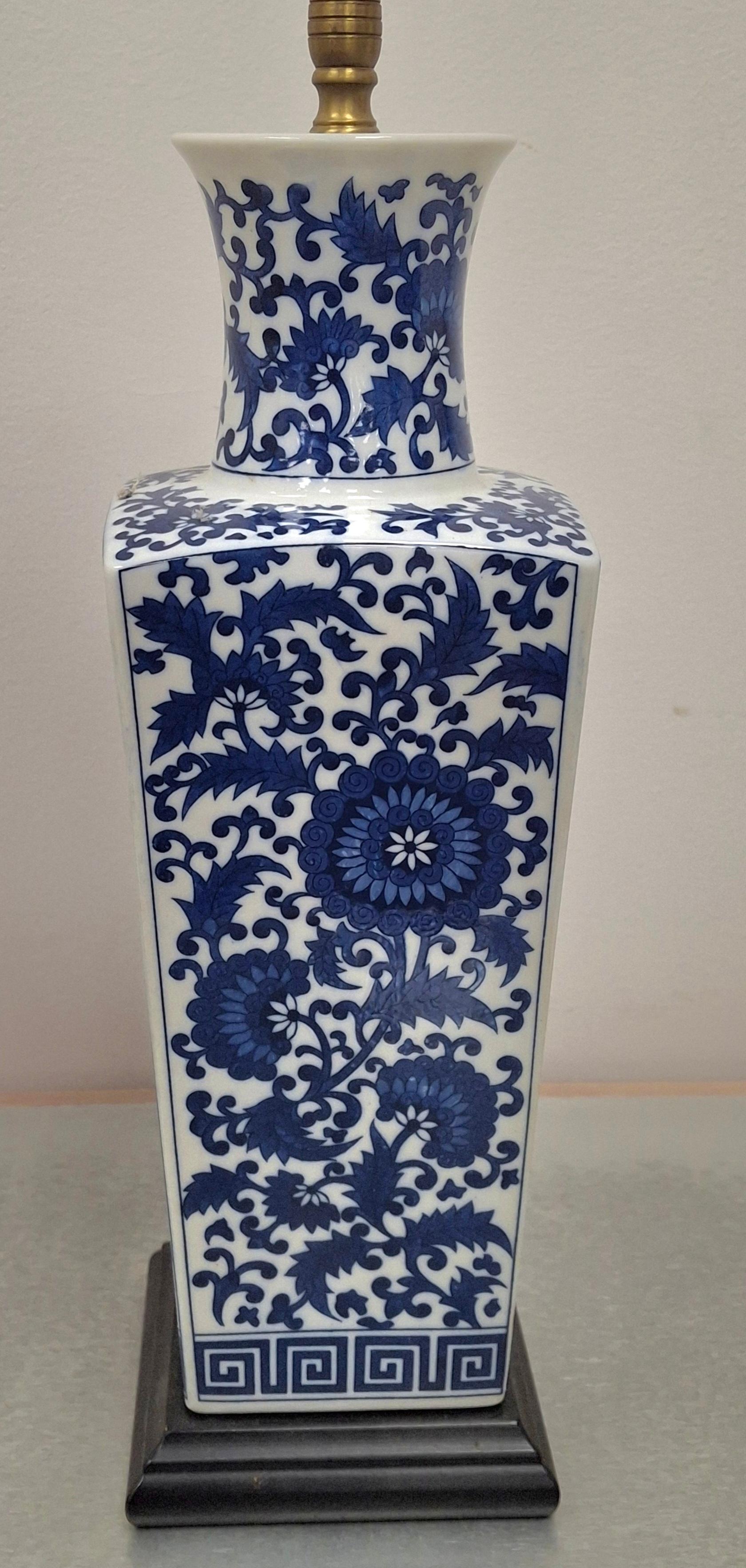 Chinesische blau-weiße Porzellanvase aus der Mitte des 20. Jahrhunderts, montiert als Tischlampe im Angebot 2