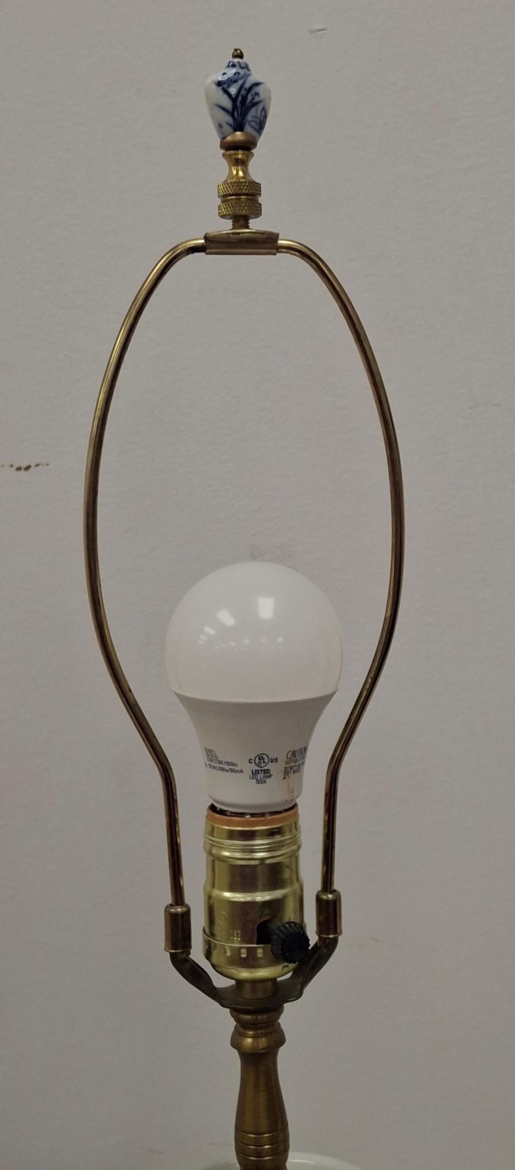Chinesische blau-weiße Porzellanvase aus der Mitte des 20. Jahrhunderts, montiert als Tischlampe im Angebot 3