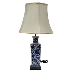 Chinesische blau-weiße Porzellanvase aus der Mitte des 20. Jahrhunderts, montiert als Tischlampe
