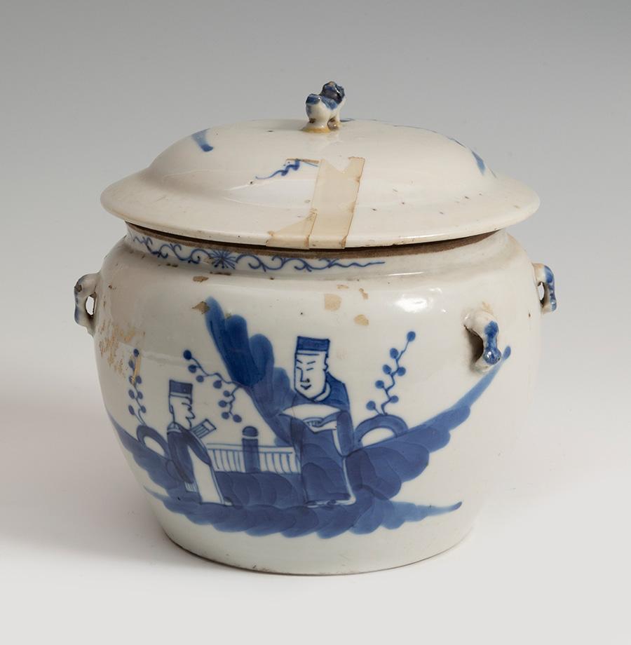 Mid-20th century Chinese blue cobalt vitreous porcelain ginger jar with lid, decorated with courtier scenes. 



  