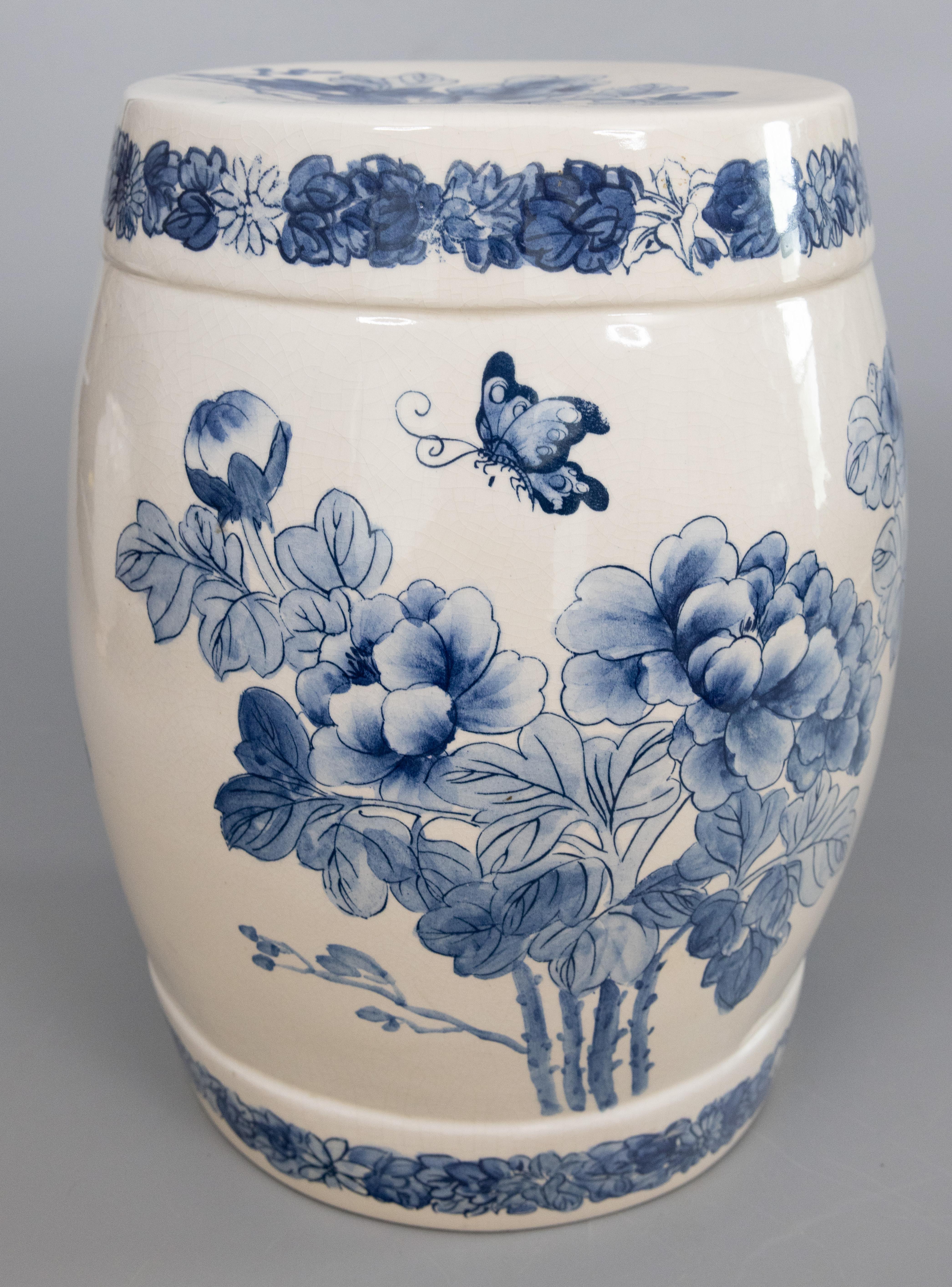 Charmant tabouret de jardin chinois vintage en porcelaine bleu et blanc, décoré de motifs floraux et de papillons peints à la main, vers 1950. Parfait comme table d'appoint ou table à boissons. La surface supérieure a un diamètre d'environ 9,25