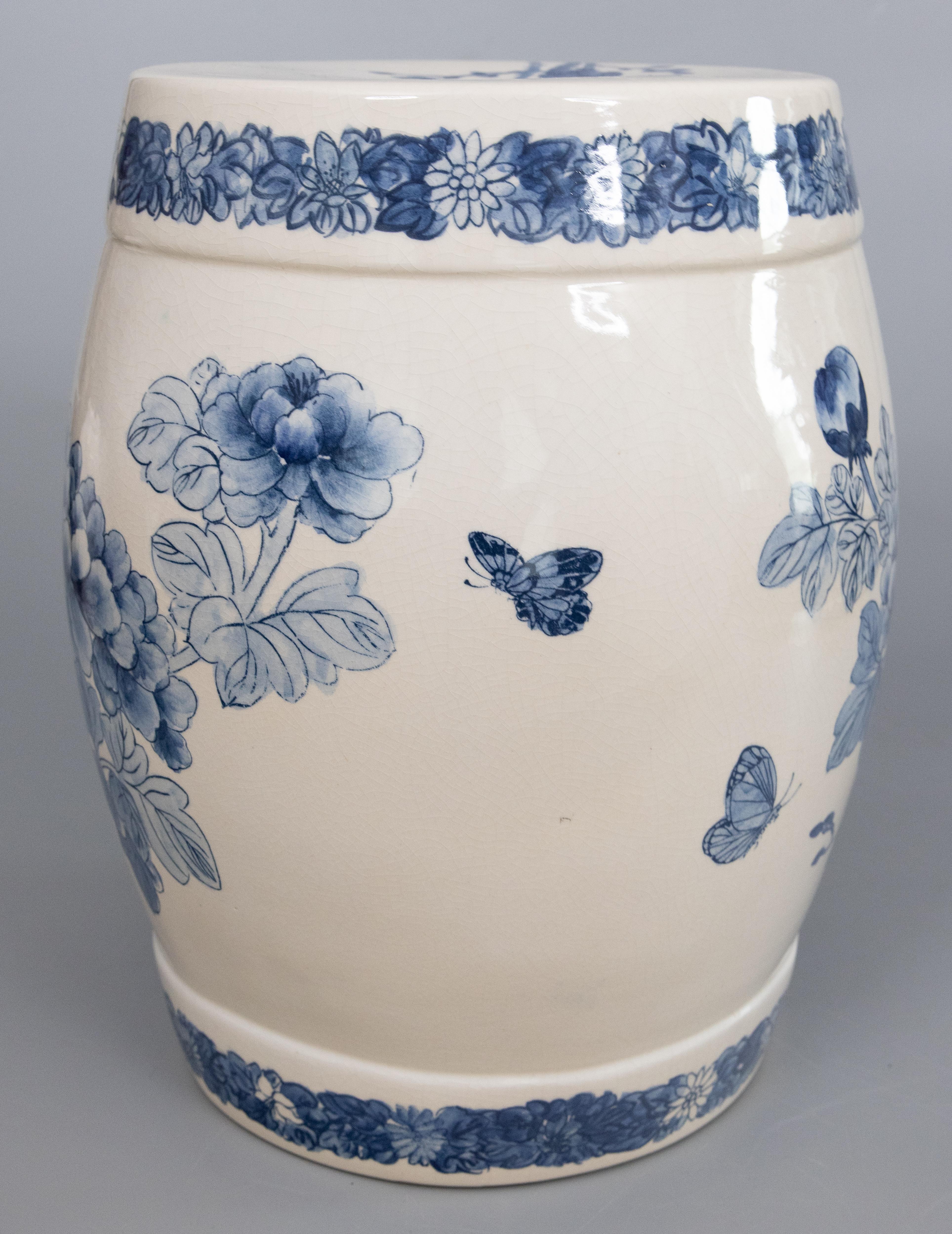 Chinois Tabouret de jardin en porcelaine de Chine bleu et blanc, papillons floraux, milieu du 20e siècle