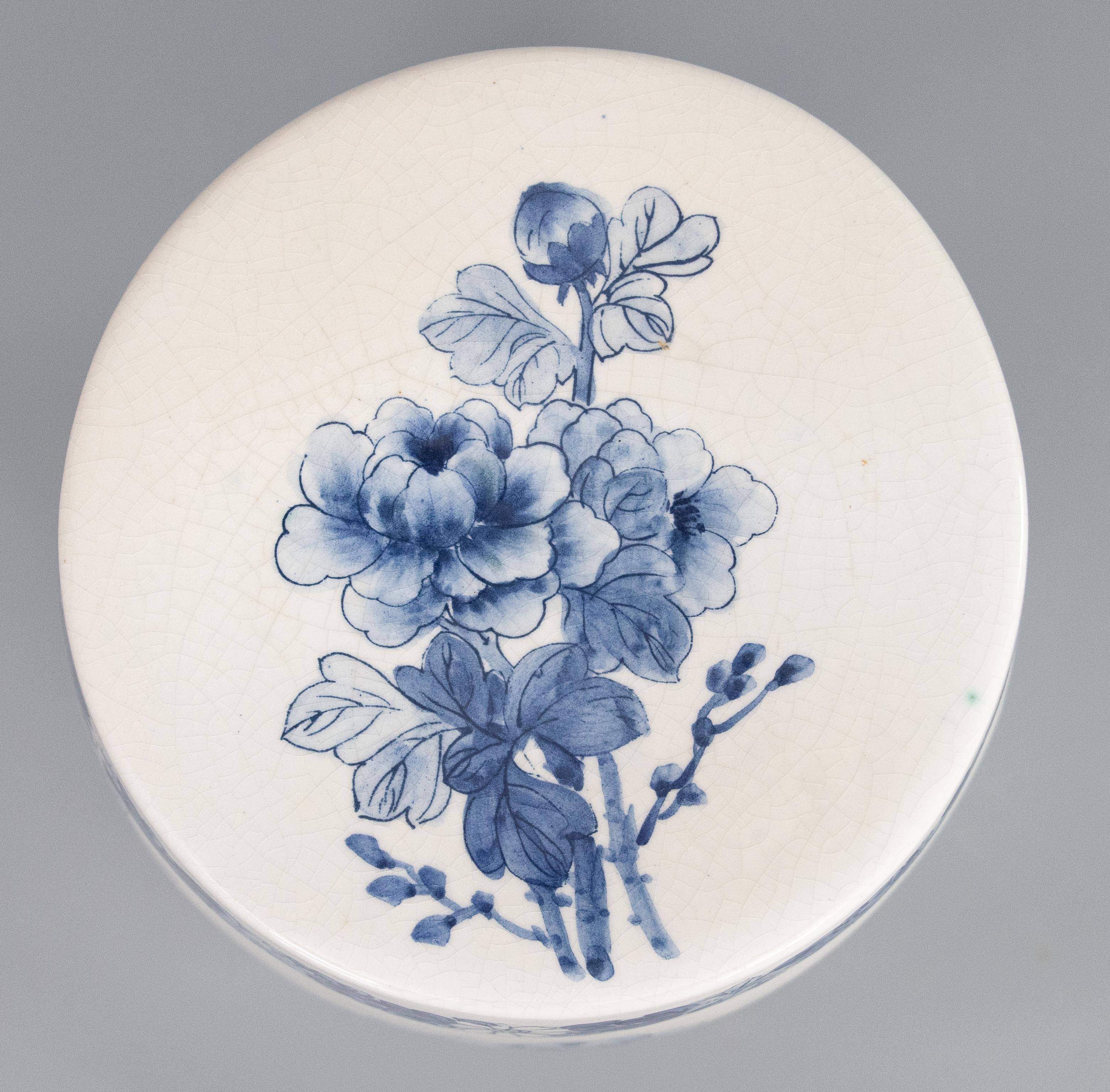 Cuit Tabouret de jardin en porcelaine de Chine bleu et blanc, papillons floraux, milieu du 20e siècle