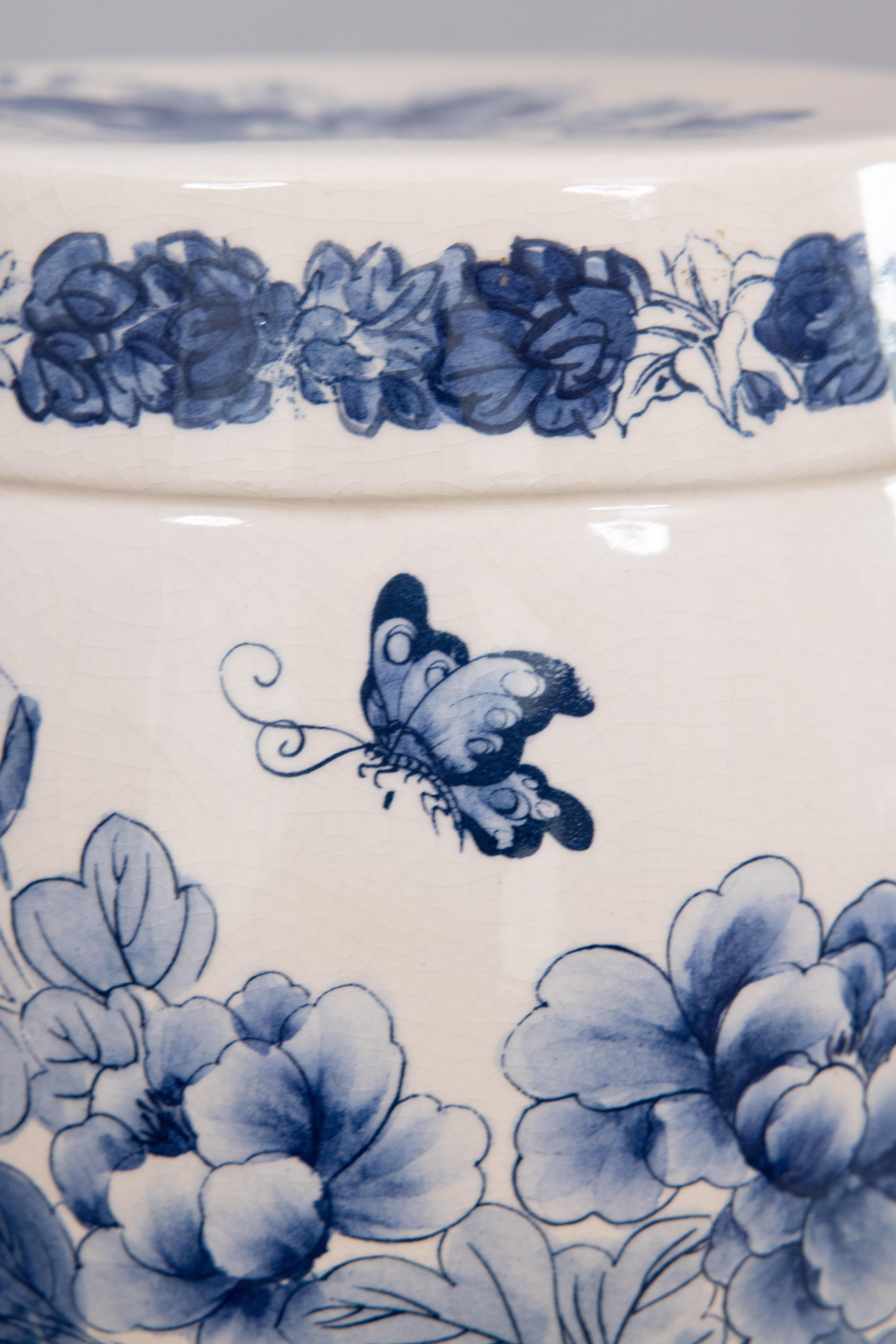 Tabouret de jardin en porcelaine de Chine bleu et blanc, papillons floraux, milieu du 20e siècle Bon état à Pearland, TX