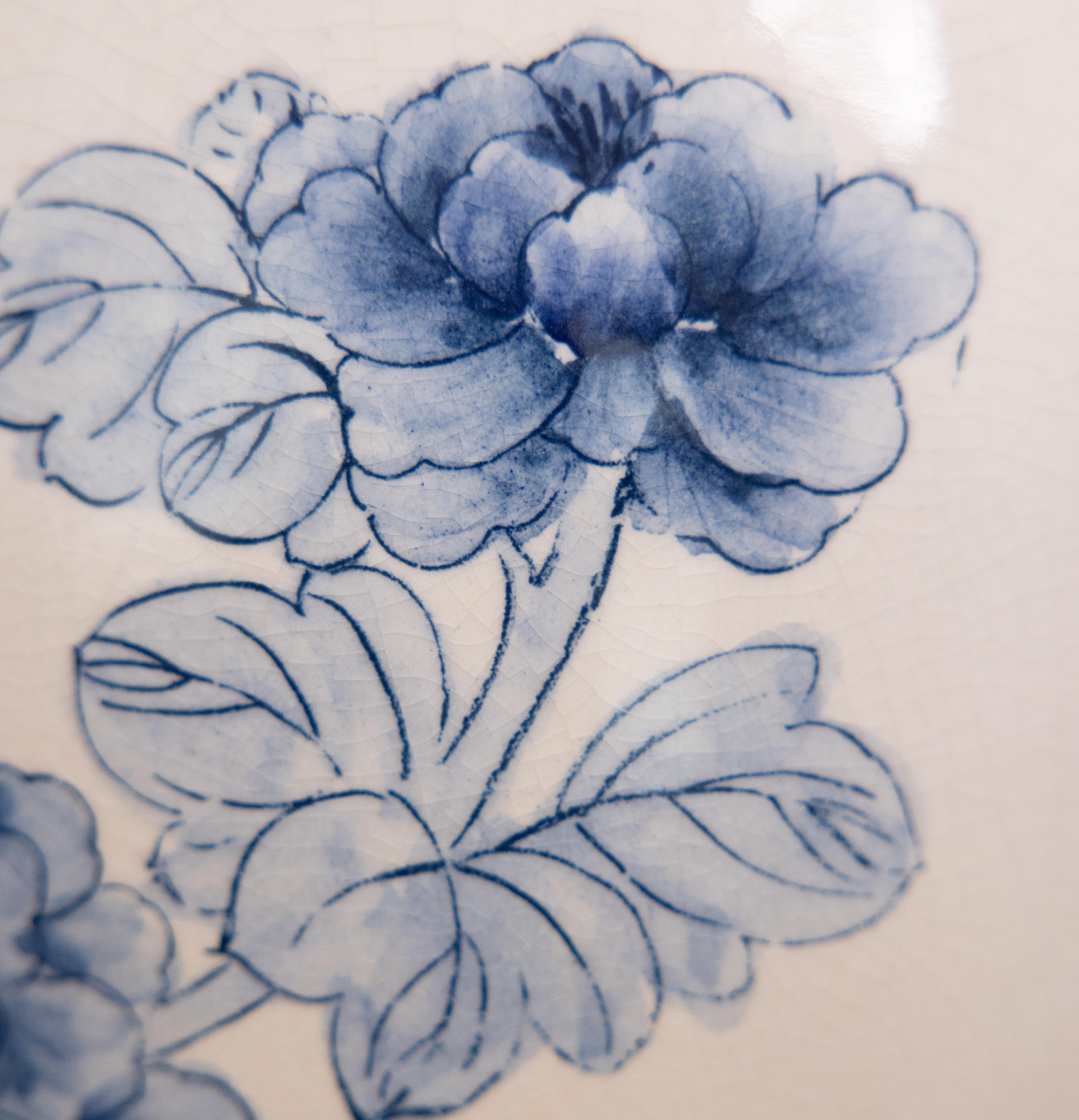 Milieu du XXe siècle Tabouret de jardin en porcelaine de Chine bleu et blanc, papillons floraux, milieu du 20e siècle