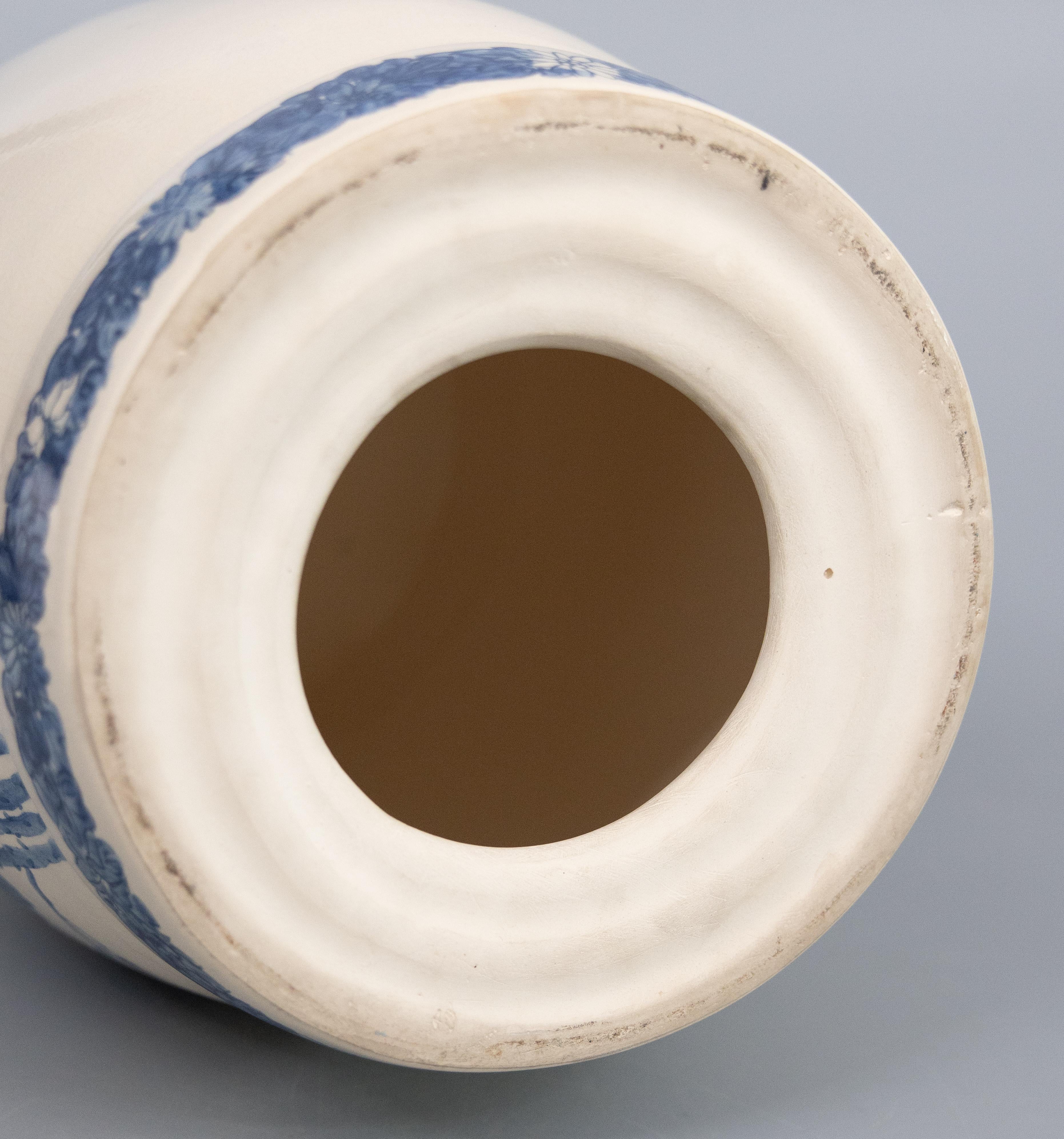 Porcelaine Tabouret de jardin en porcelaine de Chine bleu et blanc, papillons floraux, milieu du 20e siècle