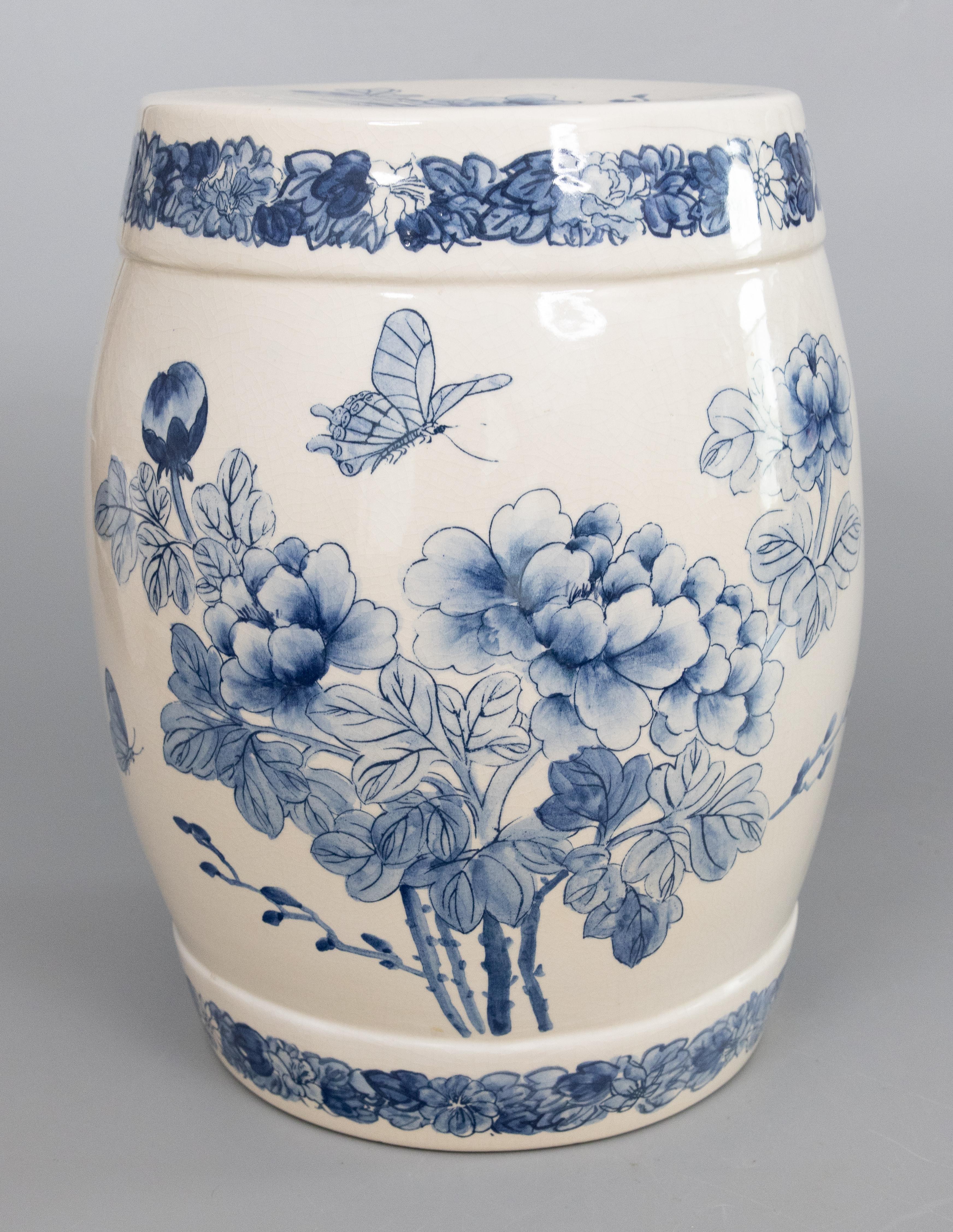 Tabouret de jardin en porcelaine de Chine bleu et blanc, papillons floraux, milieu du 20e siècle 1