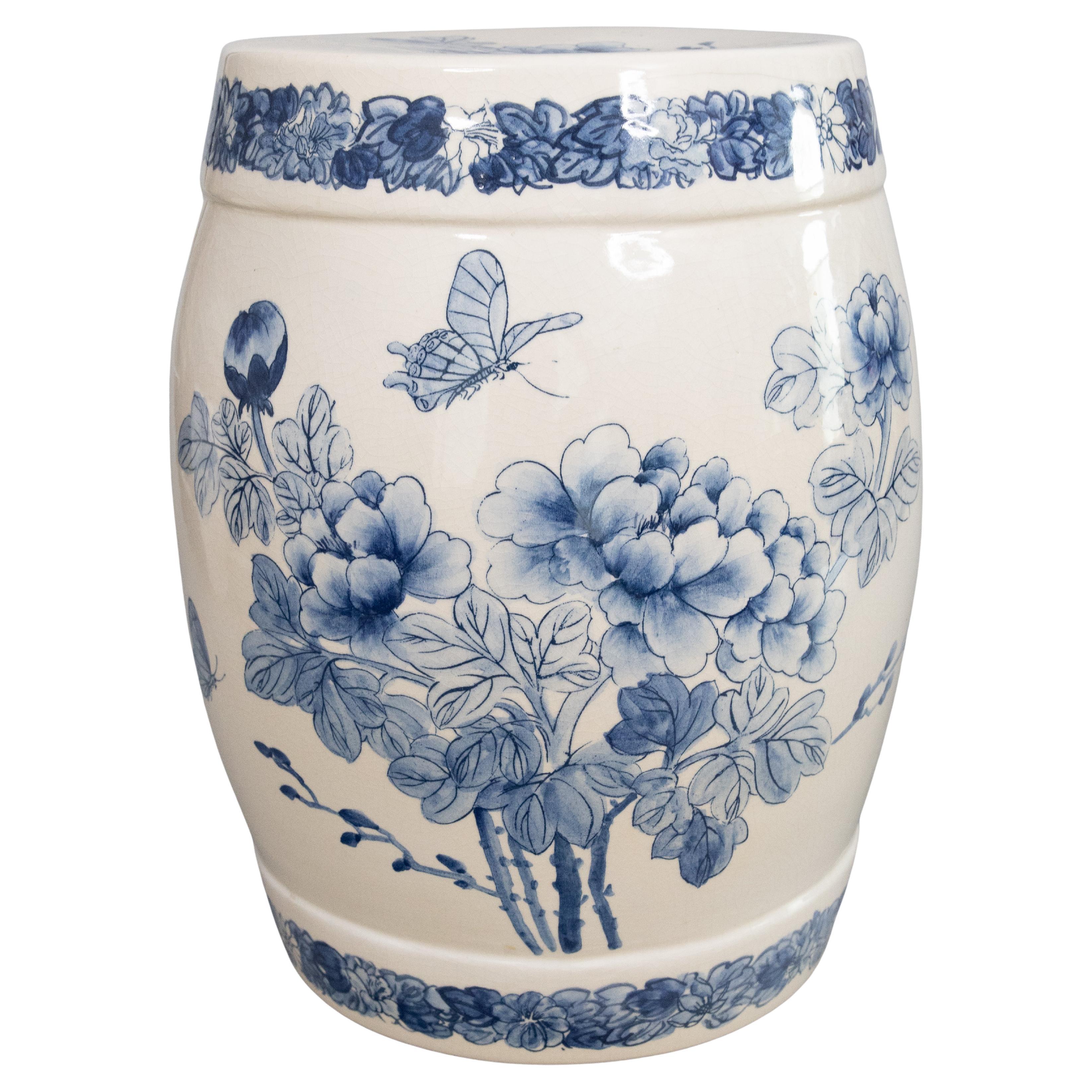 Tabouret de jardin en porcelaine de Chine bleu et blanc, papillons floraux, milieu du 20e siècle