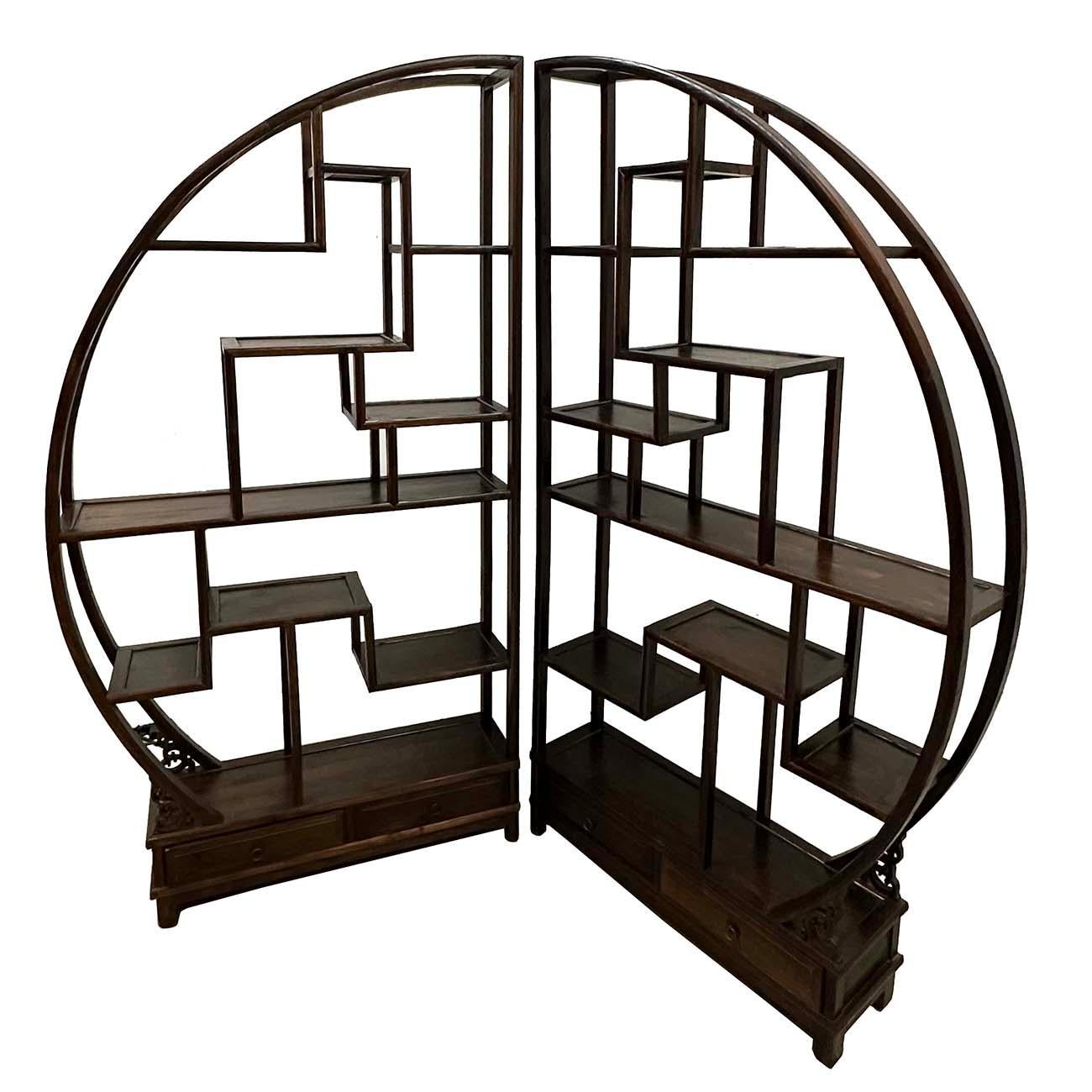 Mid-20th Century Chinese Carved Collector's Display Shelf/Room Divider In Good Condition For Sale In Pomona, CA