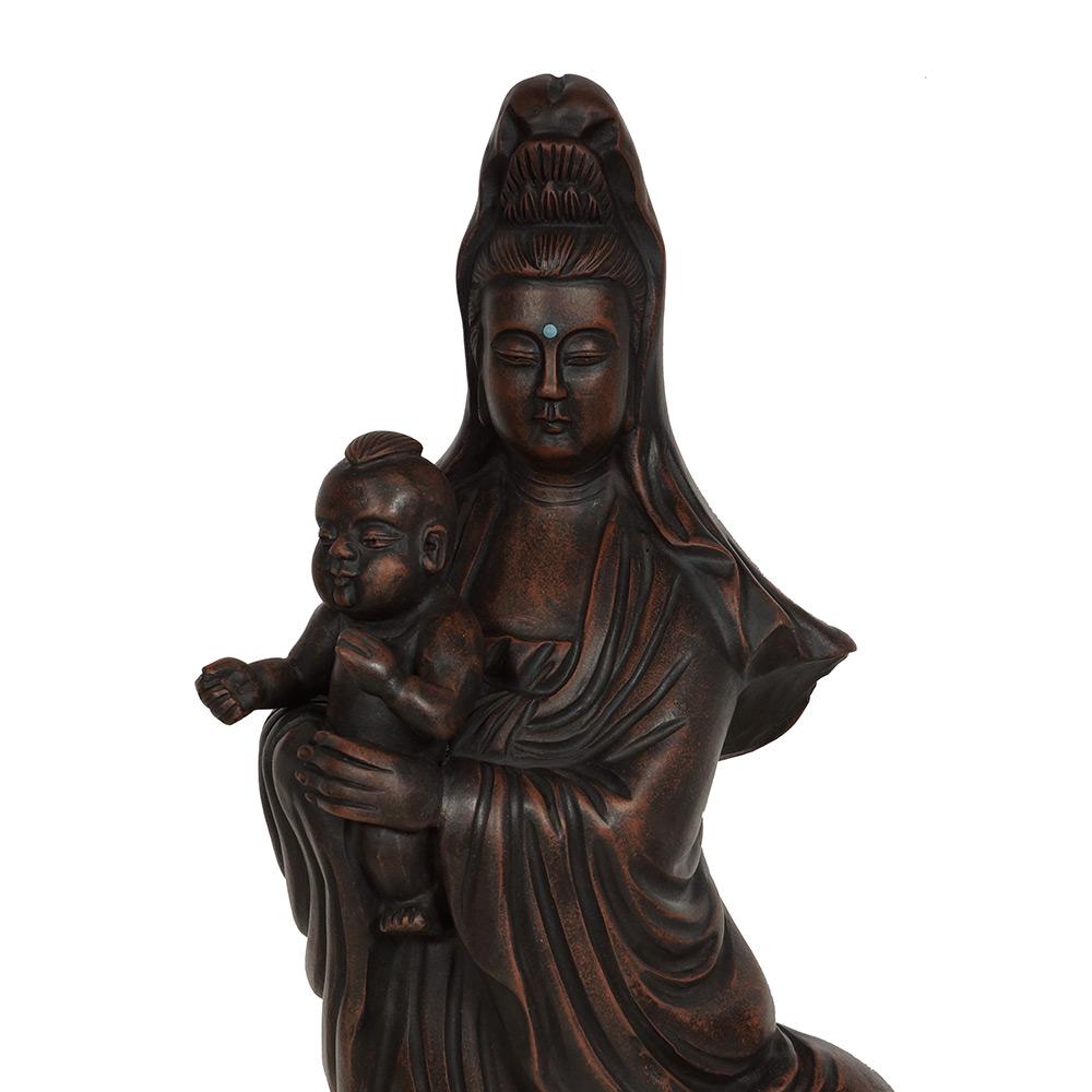 Regardez cette magnifique statuaire chinoise vintage sculptée de Kwan Yin. Il présente des travaux de sculpture à la main très détaillés et de merveilleuses techniques de poterie d'argile. Tout est fait et sculpté à la main. La statuaire Baby