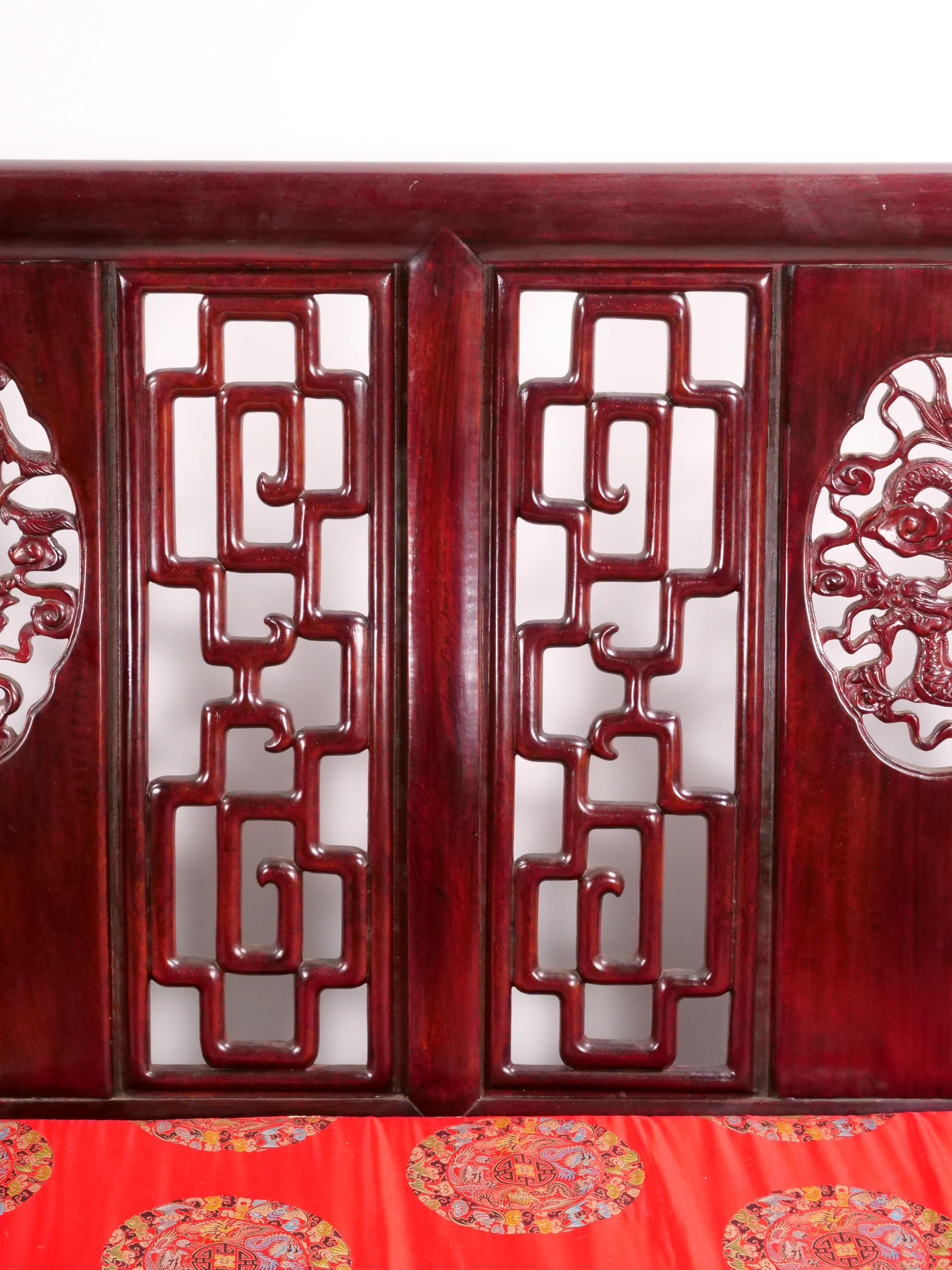 20ième siècle Banc long en palissandre chinois sculpté du milieu du 20e siècle, canapé en vente