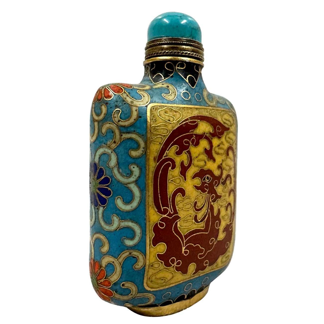Questa Snuff Bottle cinese Cloisonne Master è stata realizzata a mano con bellissimi motivi di fenice su entrambi i lati della boccetta. Una boccetta di tabacco da fiuto è un contenitore che può essere facilmente maneggiato a mano. Pentole di rame