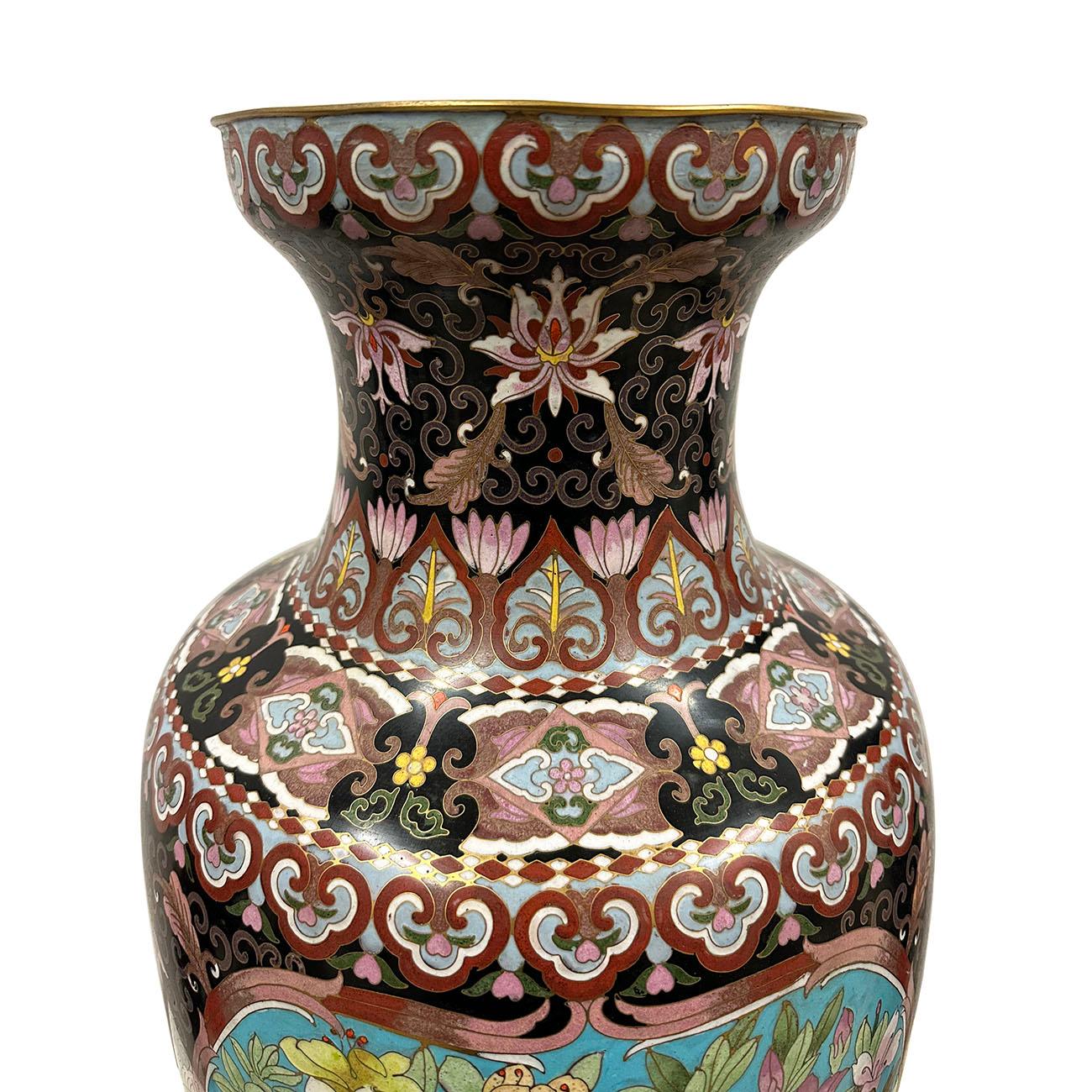Ce vase chinois antique en cloisonné a été réalisé à la main en cuivre doré et en cloisonné. Il est orné de cloisonnages détaillés représentant des pivoines, des pies et des fleurs, ainsi que de nuages signifiant la santé, la chance et la richesse. 