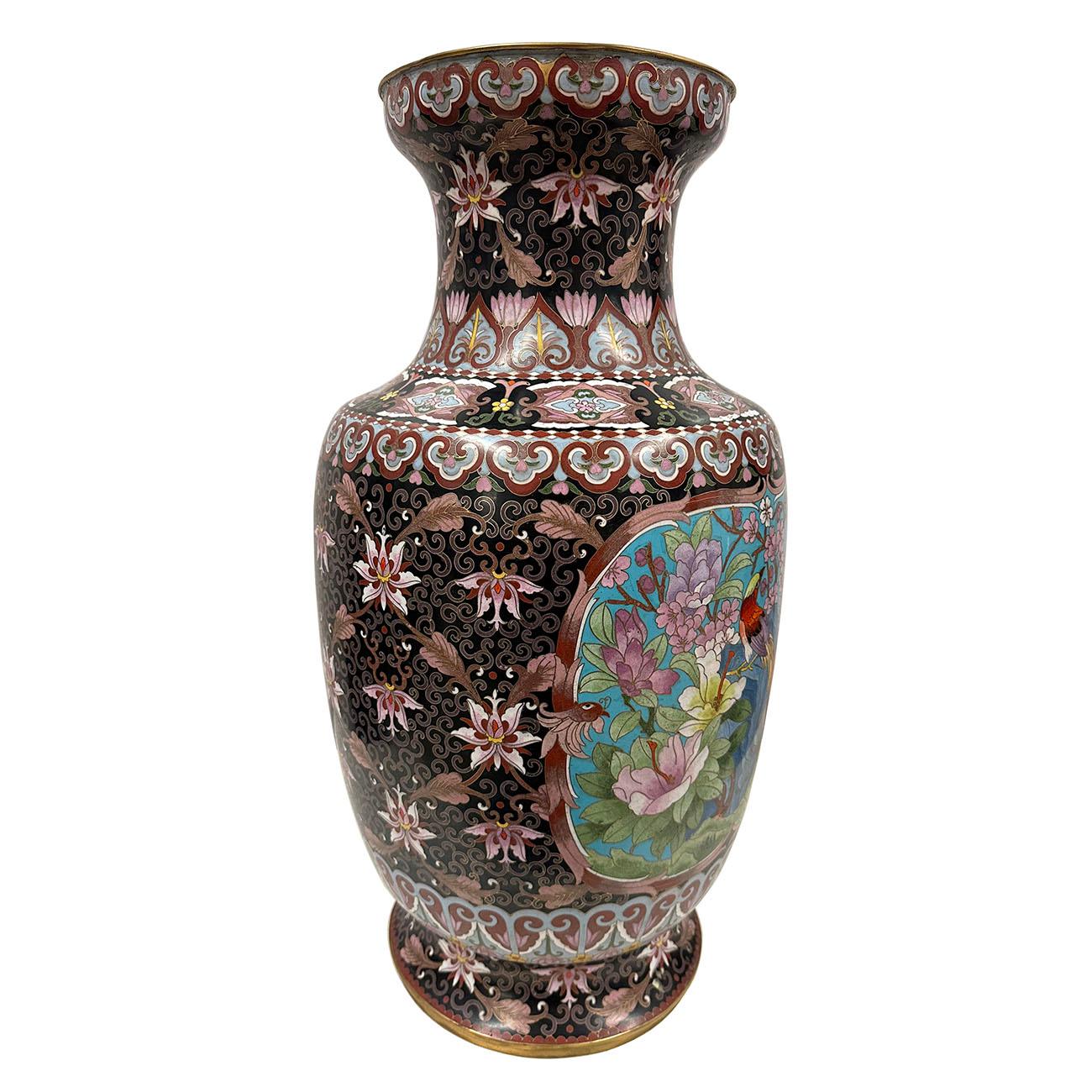Vase en cloisonné chinois du milieu du 20e siècle en vente 1