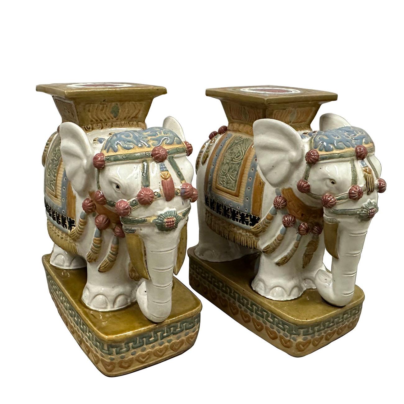 Dieses Paar von prächtigen chinesischen farbigen glasierten Keramik Elefanten Garten Sitz sind handgefertigt und handgeschnitzt in etwa 1950's. Im alten China stand der Elefant für Glück und ein friedliches Leben, das sich die Chinesen erhofften.