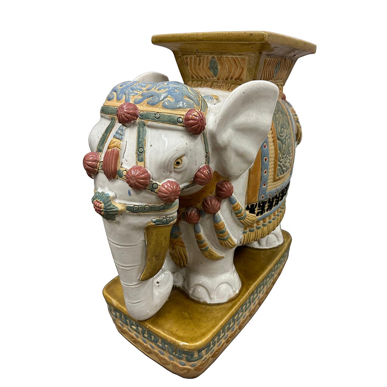 Mitte des 20. Jahrhunderts Chinesisch gefärbt Glasur Keramik Elefant Garten Sitz / Pflanze Stand im Angebot 3