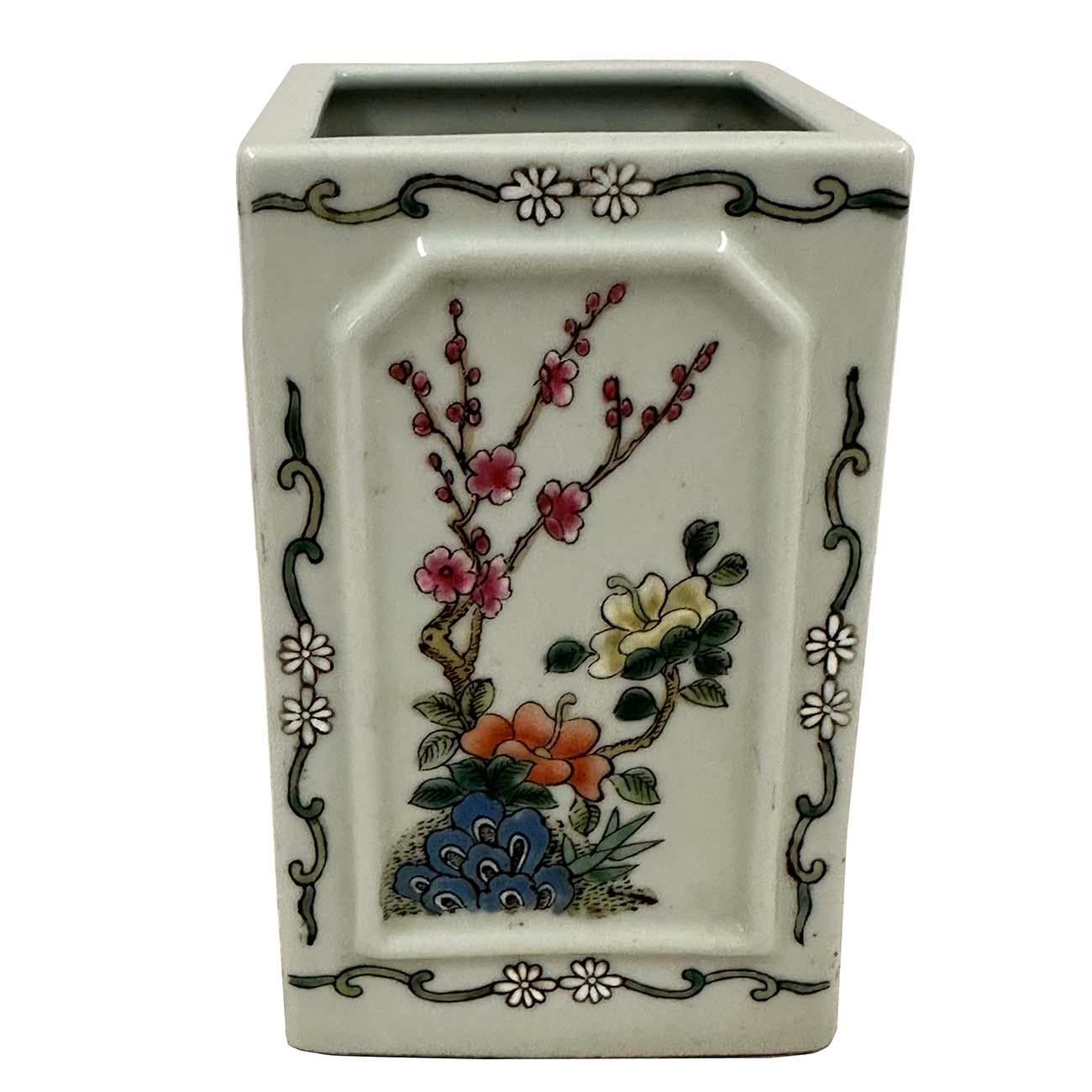 Questo vaso quadrato in porcellana vintage con smalto giallo e verde pisello è realizzato a mano con scene dipinte a smalto di crisantemi, peonie, farfalle e altri motivi della natura circondati da gigli e fiori. Porcellana di ottima qualità e bel