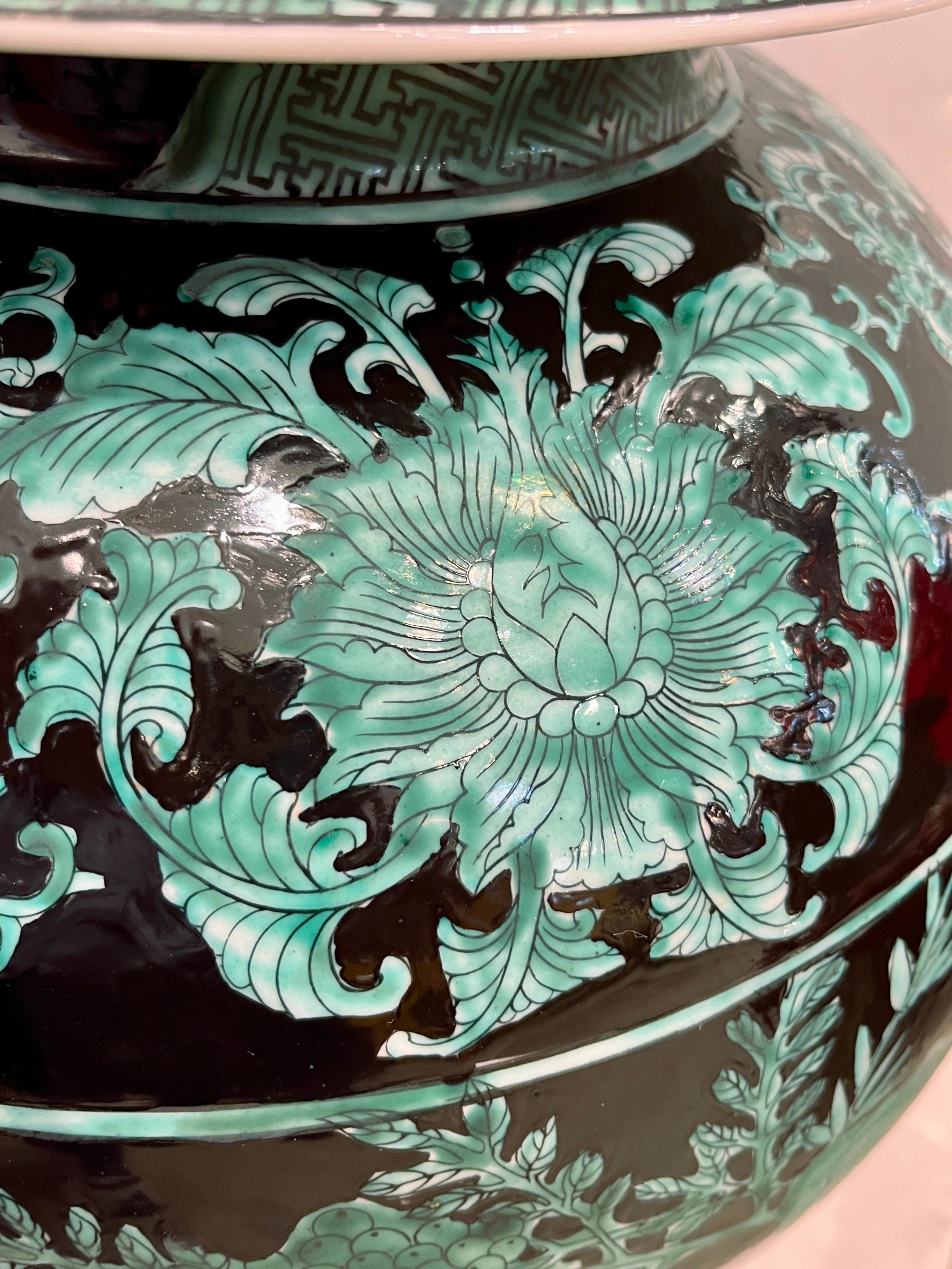 Mid-20th Century Chinese Export Black Green Tall Baluster Ginger Jar with Cover In Excellent Condition For Sale In New York, NY