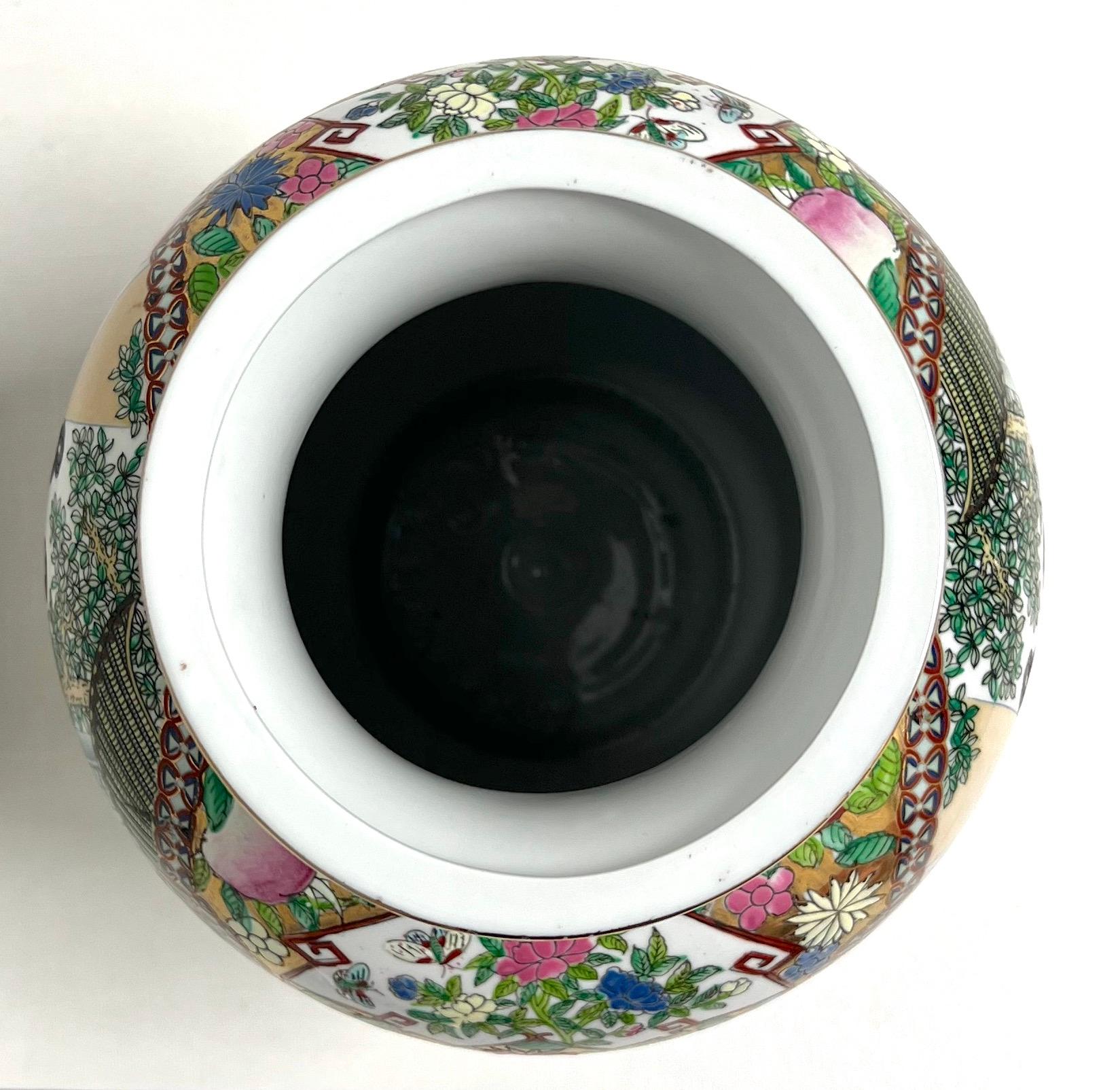 Mitte des 20. Jahrhunderts Chinesisch Export Porzellan Hand gemalt Vase auf Stand im Zustand „Gut“ in Charlotte, NC