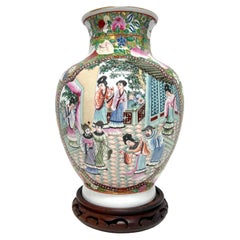 Vase sur stand en porcelaine d'exportation chinoise peinte à la main du milieu du 20e siècle